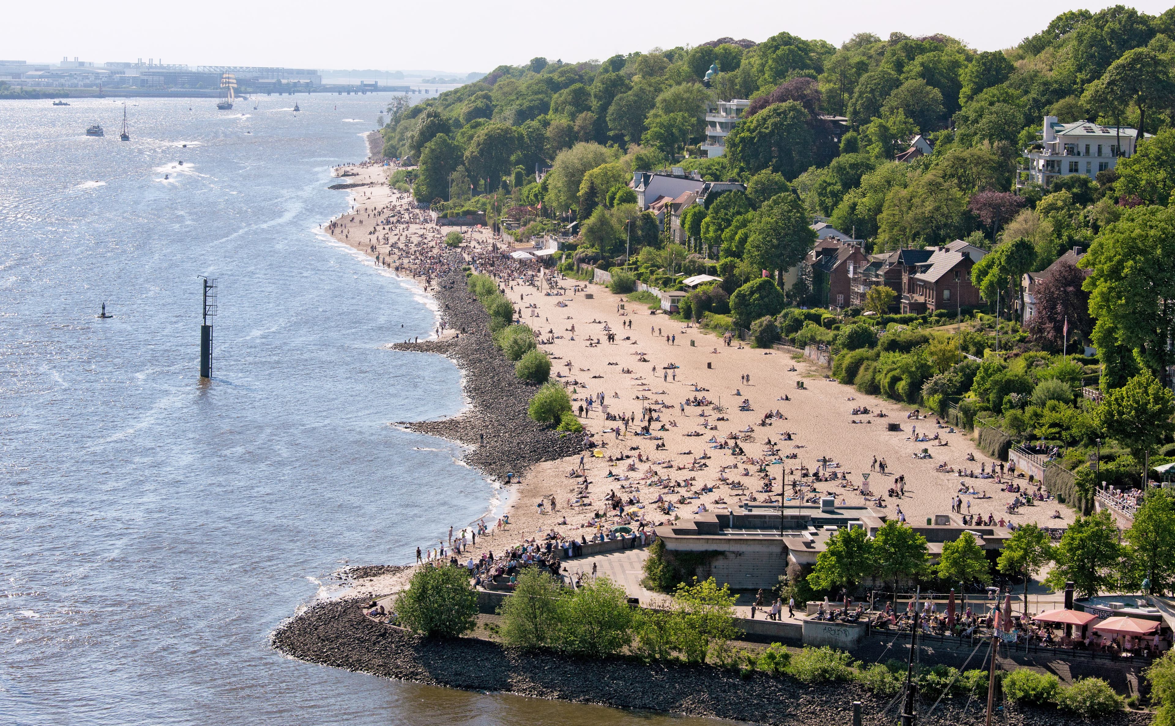 Der volle Elbstrand aus der Vogelperspektive