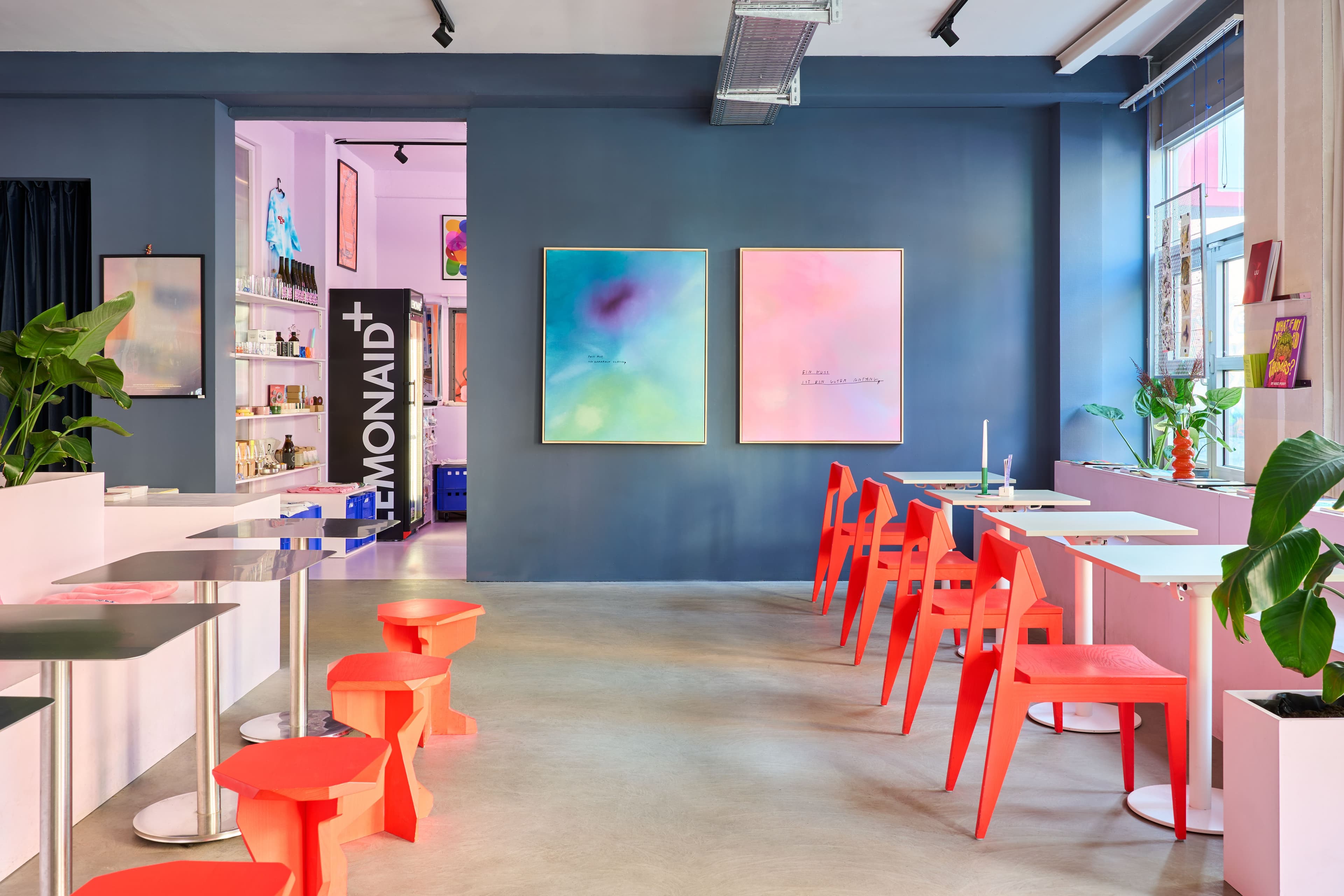 Café Rosa mit anschließendem Shop im KUGU Space