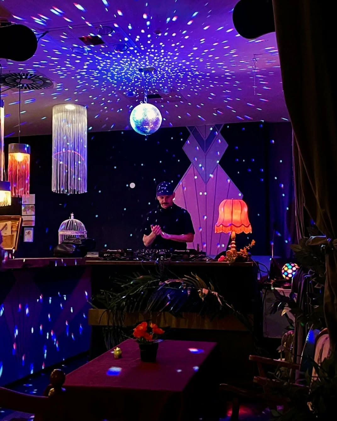 DJ 1mandisco während einer Veranstaltung