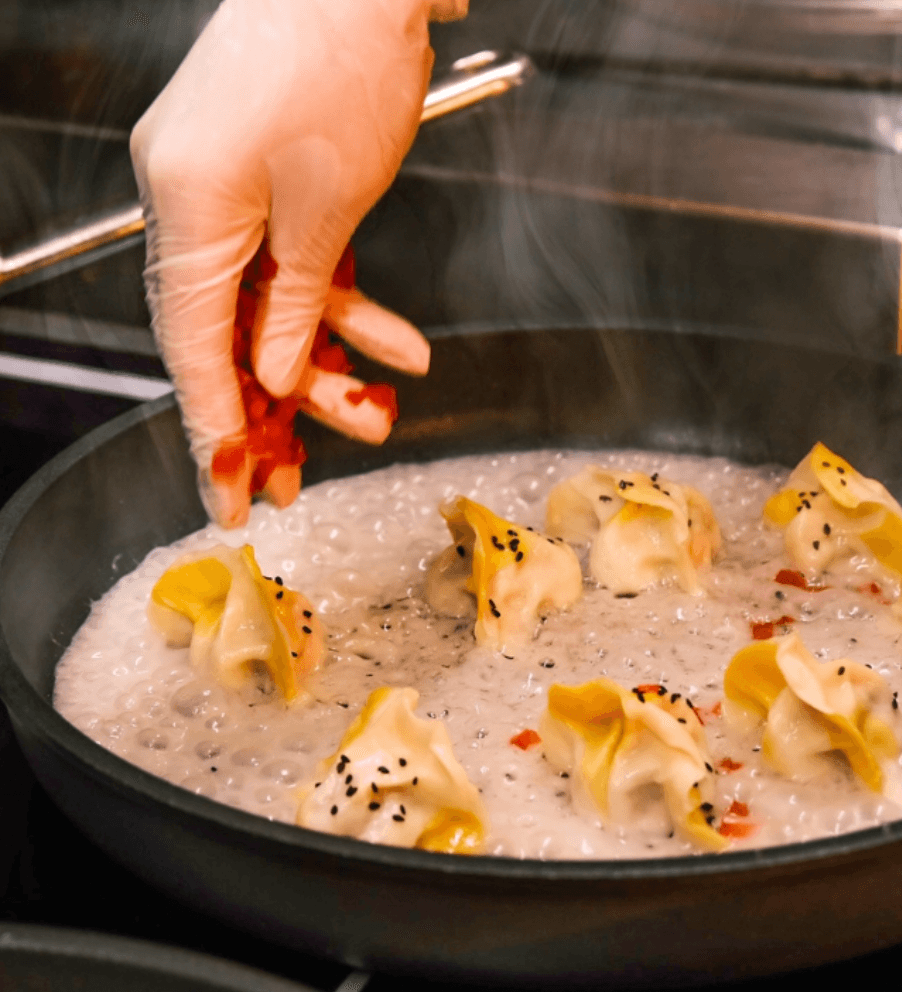 Dumplings kochen in einer Pfanne