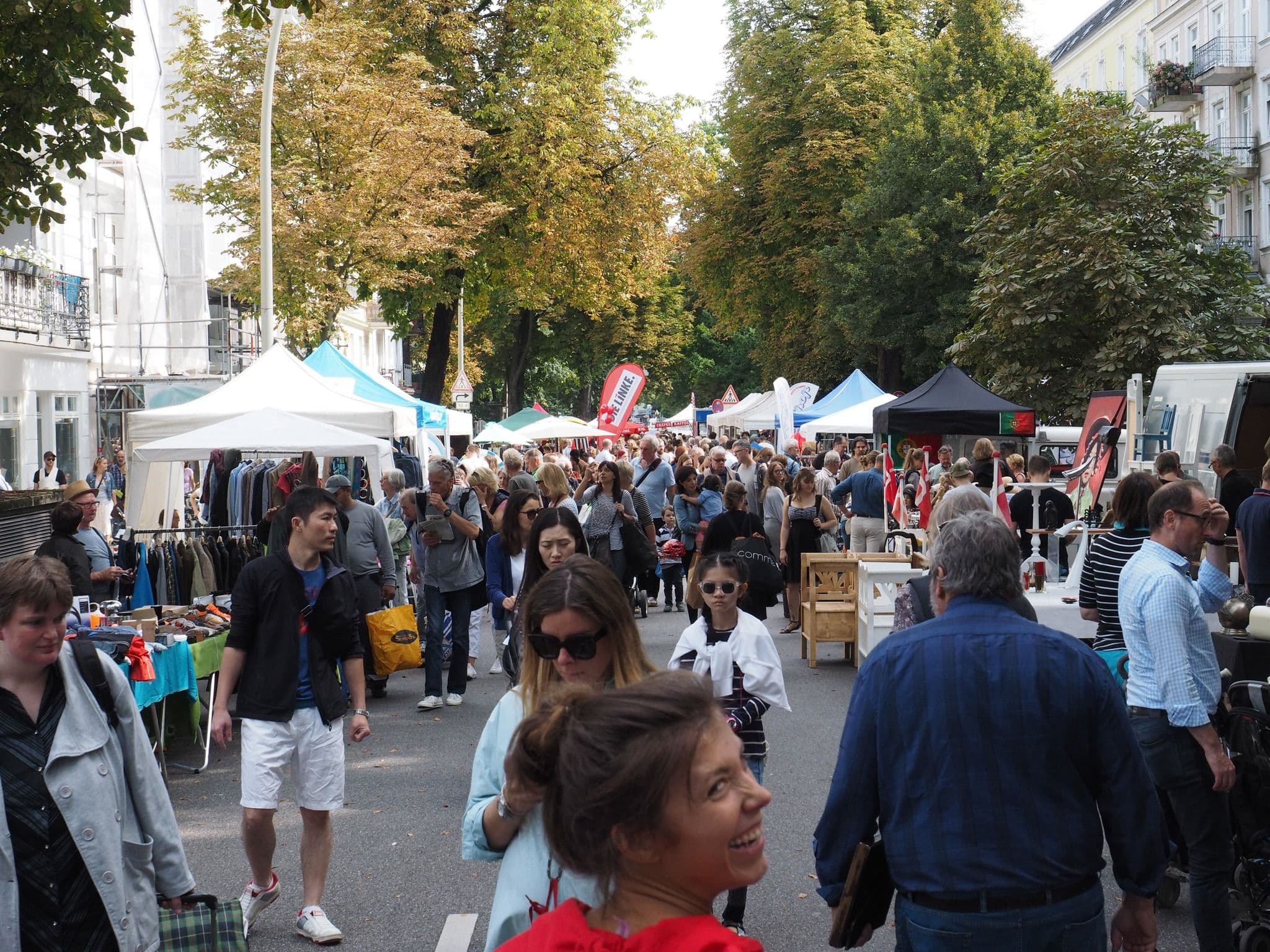 Der Eppendorfer Weg voller Flohmarktständen und Menschen