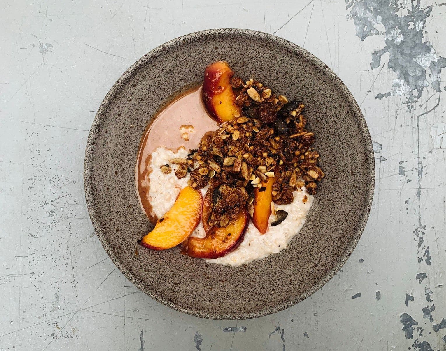 Vegane Milchreisbowl aus der Vogelperspektive