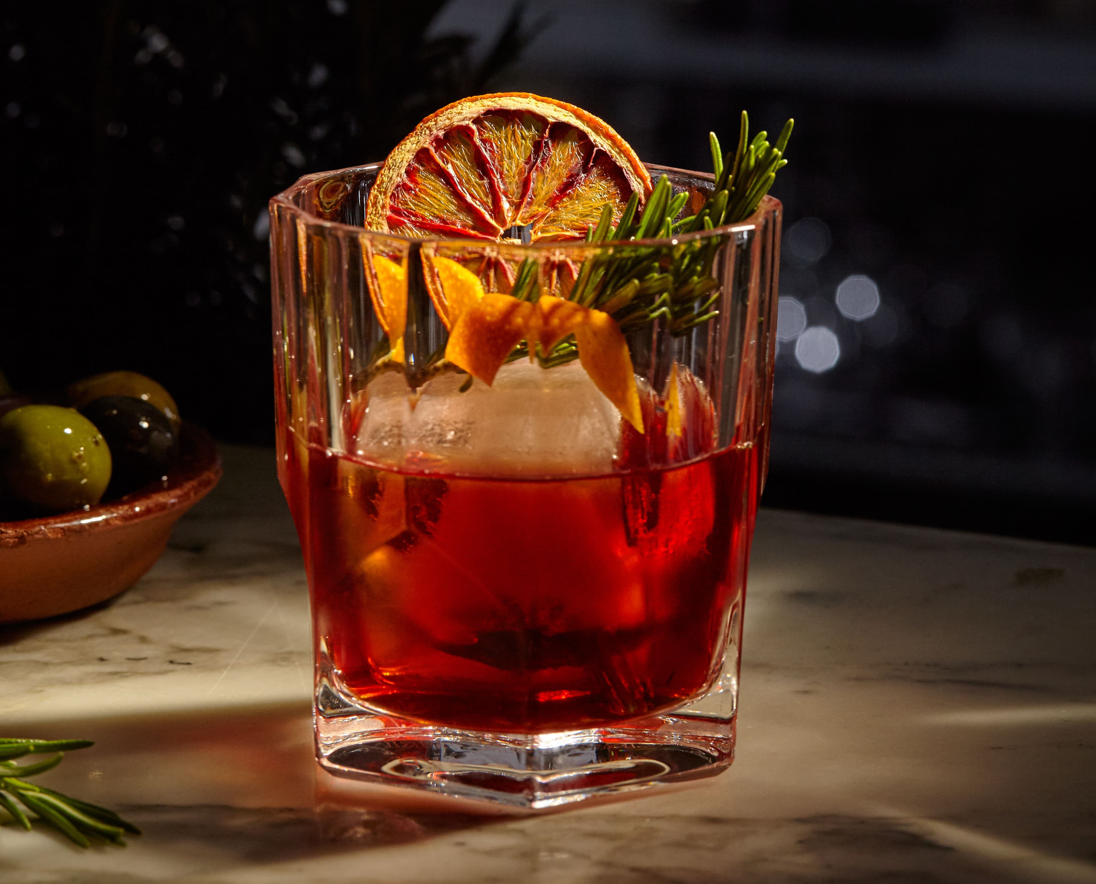 Negroni in einem Glas mit einer Orange