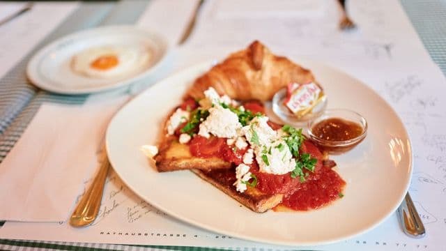 Brunch angerichtet auf einem Teller