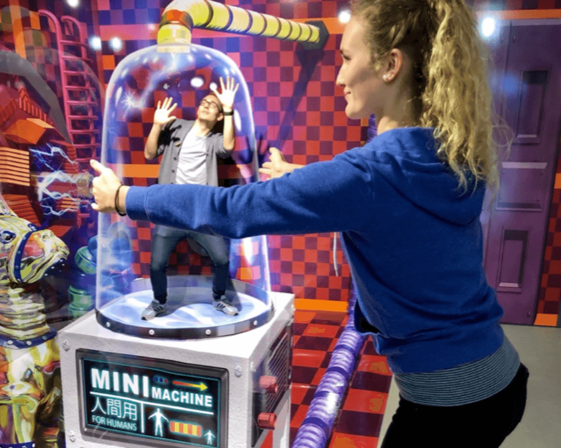 Eine Frau im 3D Trickart Museum