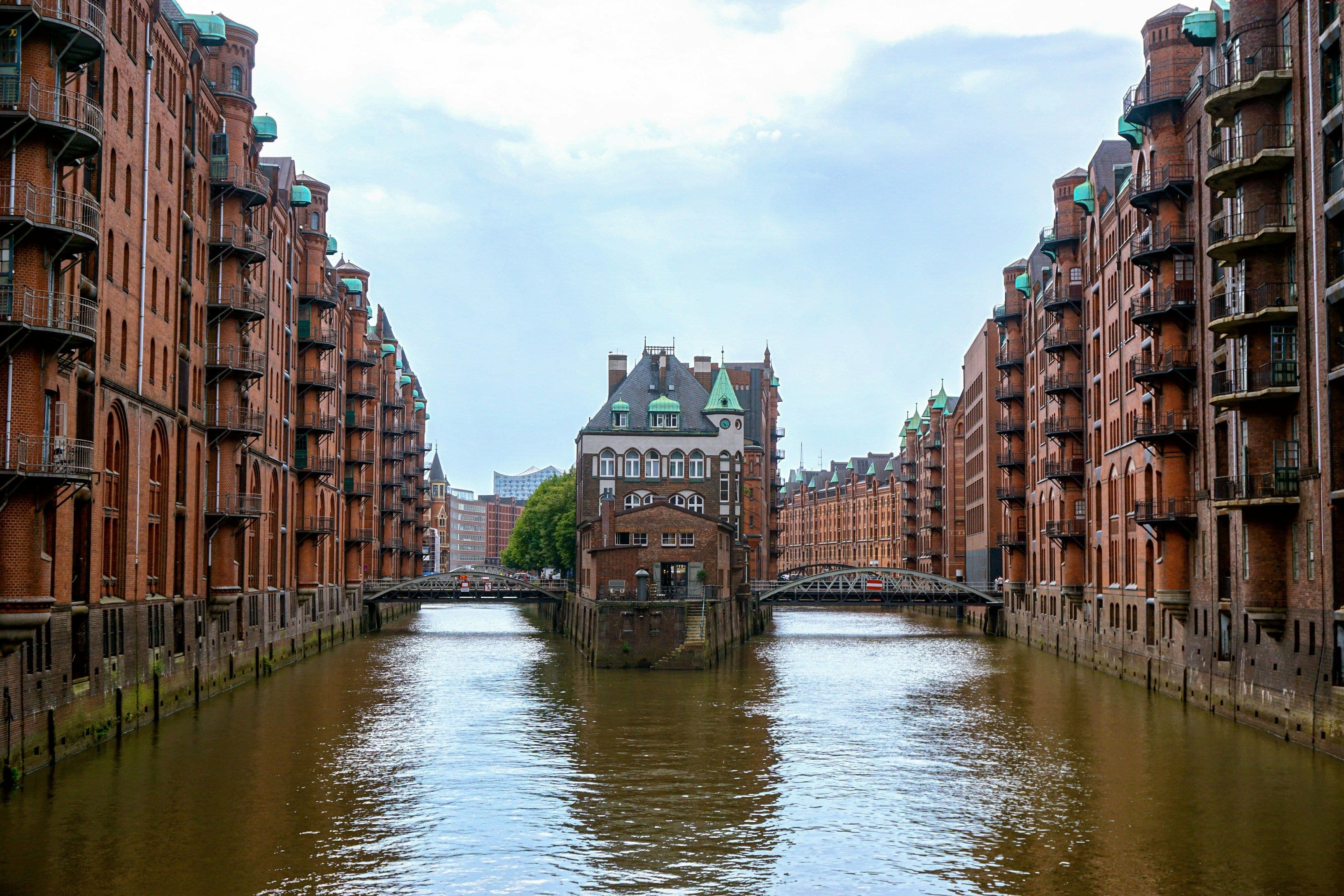 Blick auf das Wasserschloss in der Speicherstadt zwischen den hohen Lagergebäuden