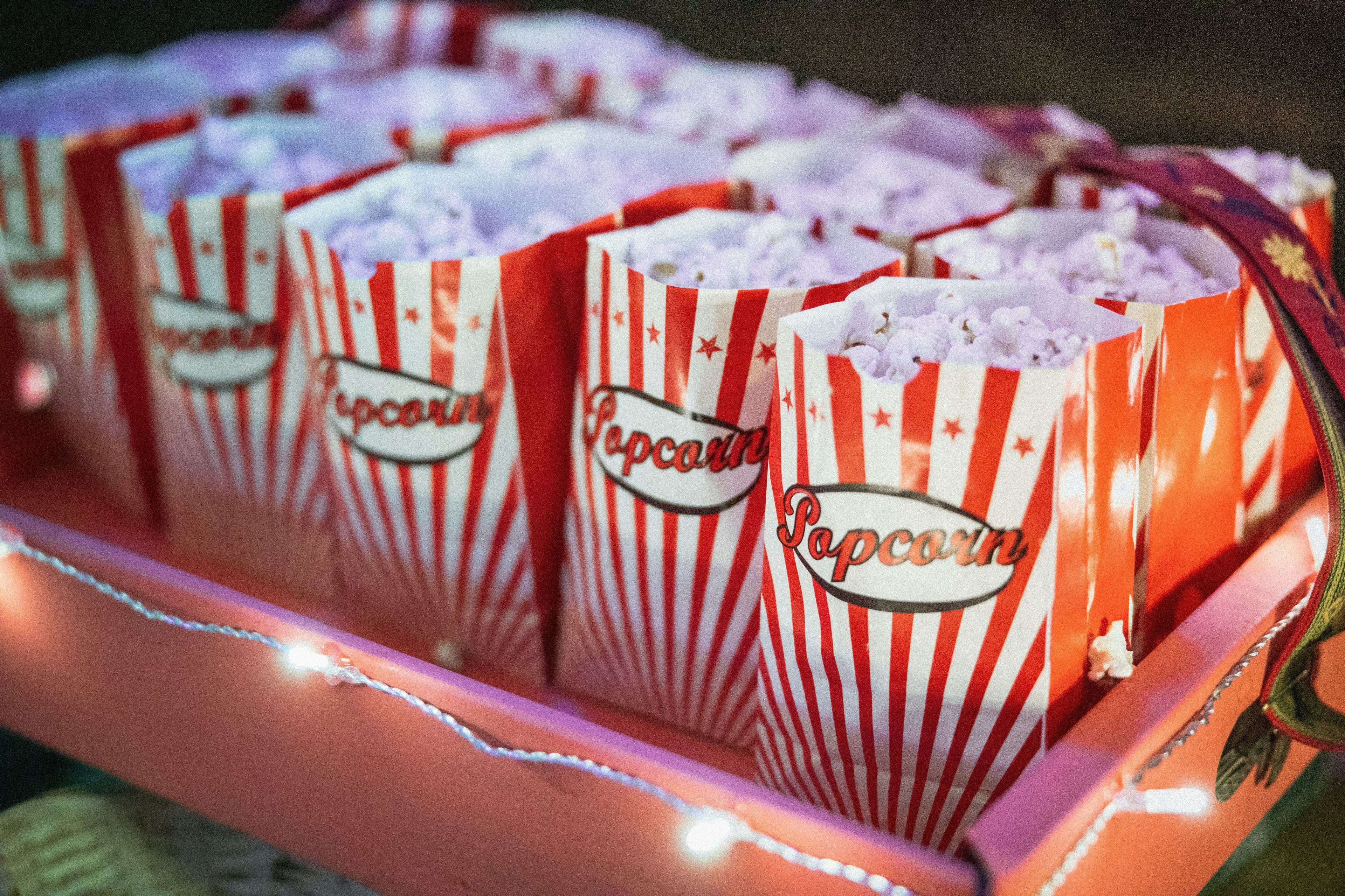 Mehrere Popcorntüten die mit Popcorn gefüllt sind