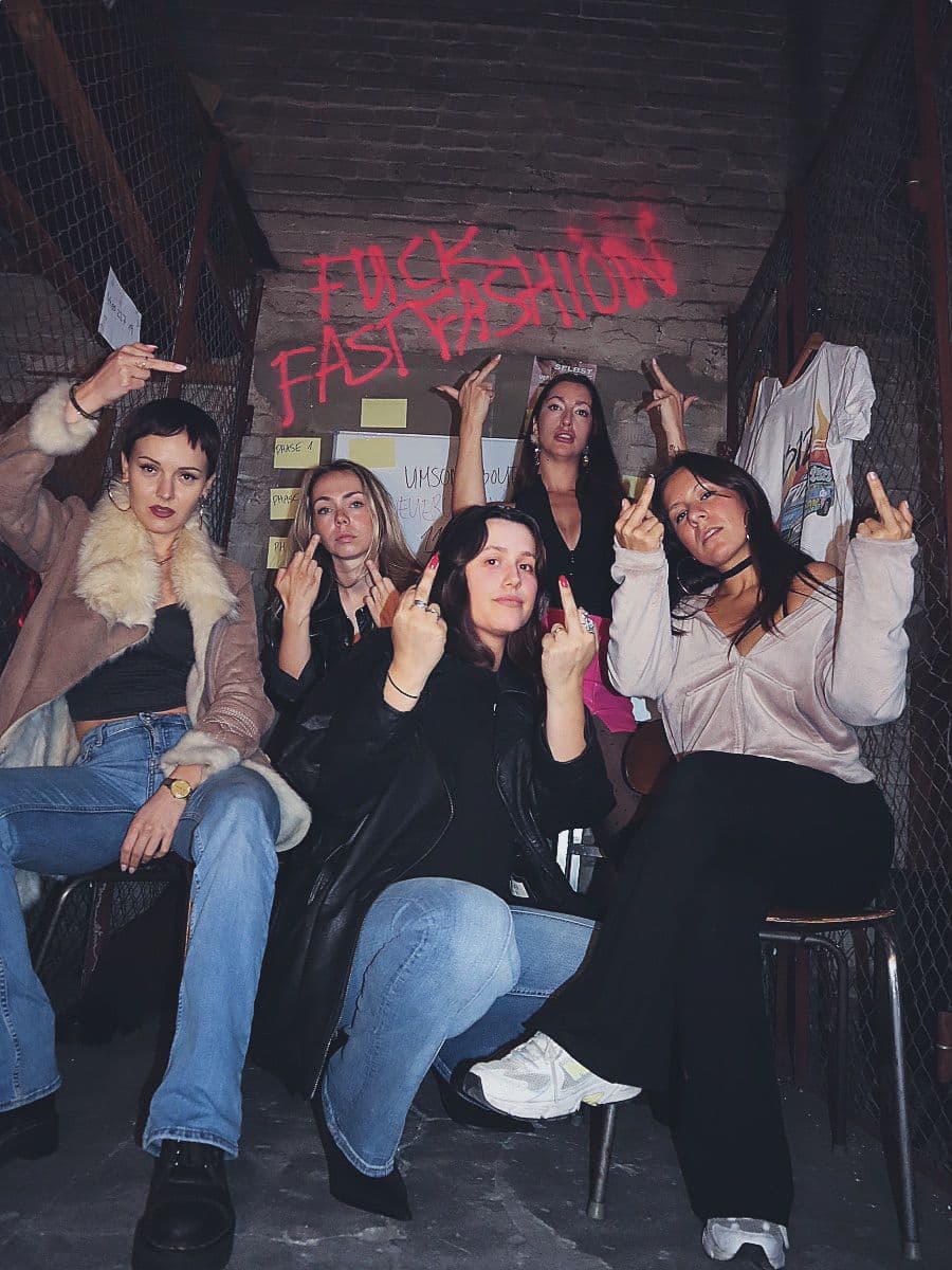 Fünf Frauen in der Umsonstboutique