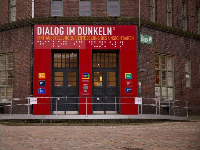 Fassade des Dialoghauses in Hamburg