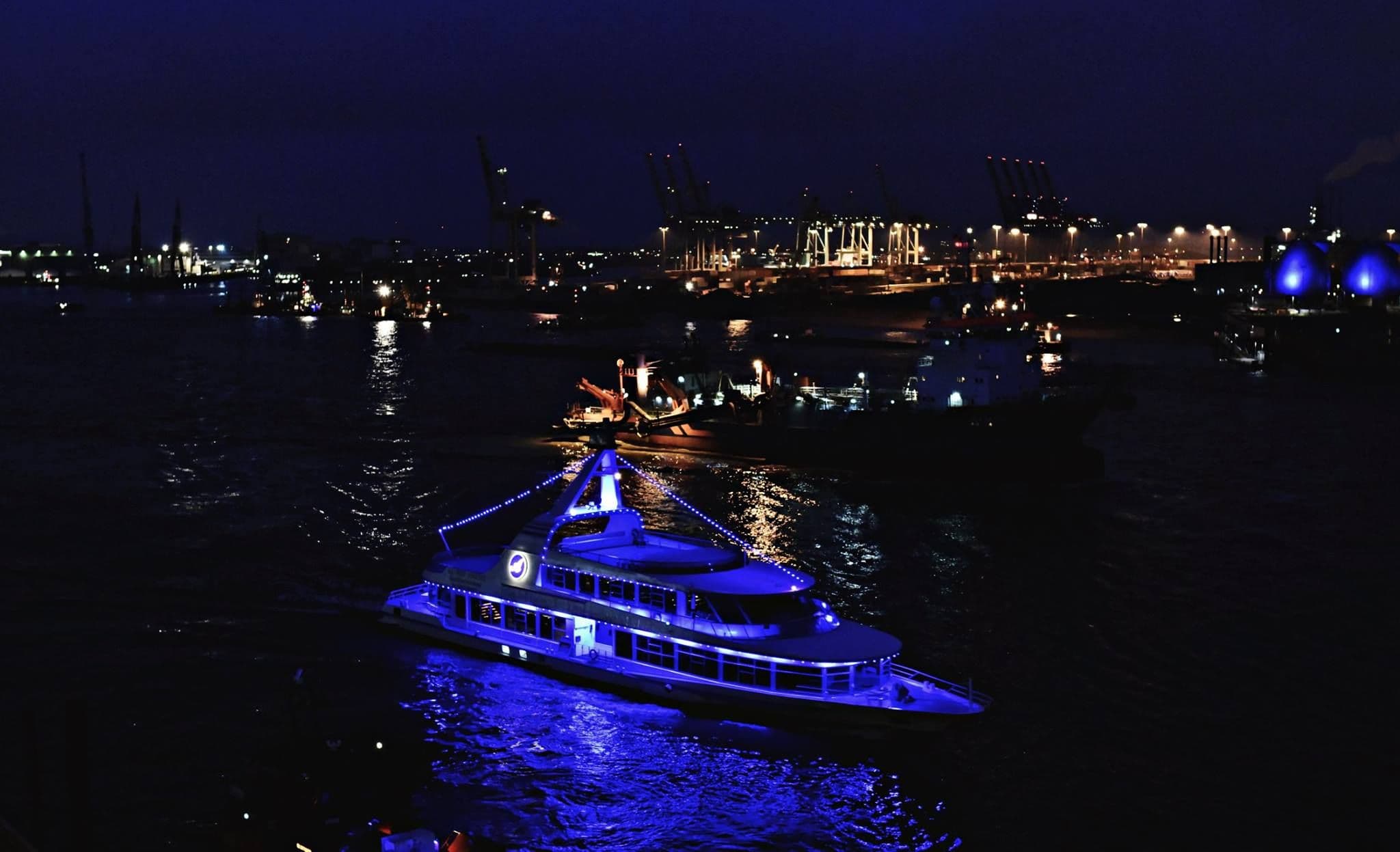 Speicherstadt von einem Boot auf der Elbe fotografiert
