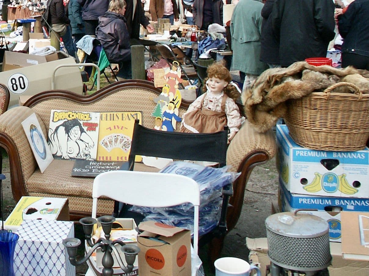 Ein Flohmarktstand mit Trödel