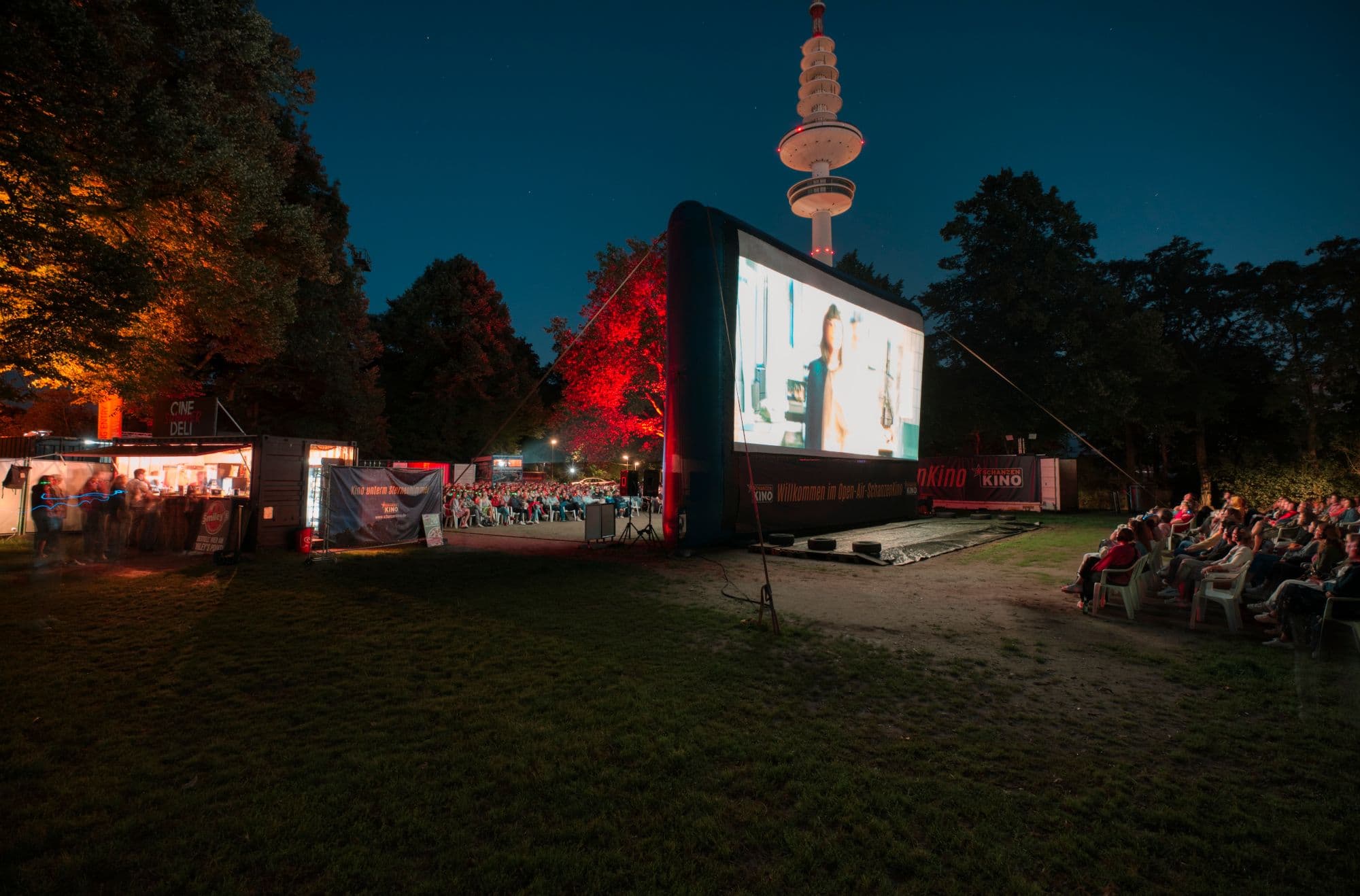 Der Schanzenpark mit Kinoleinwand und Stühlen im Dunkeln