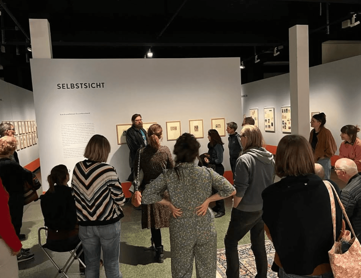 Menschen lauschen einer Führung im Altonaer Museum Hamburg