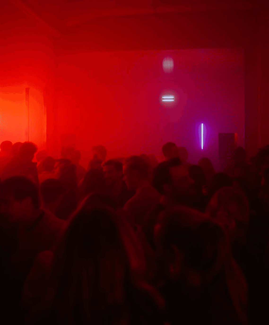 Menschen tanzen in einem Club