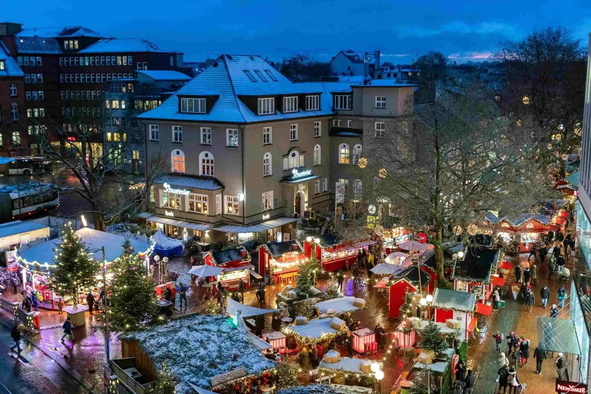 Blick über den Ottenser Weihnachtsmarkt