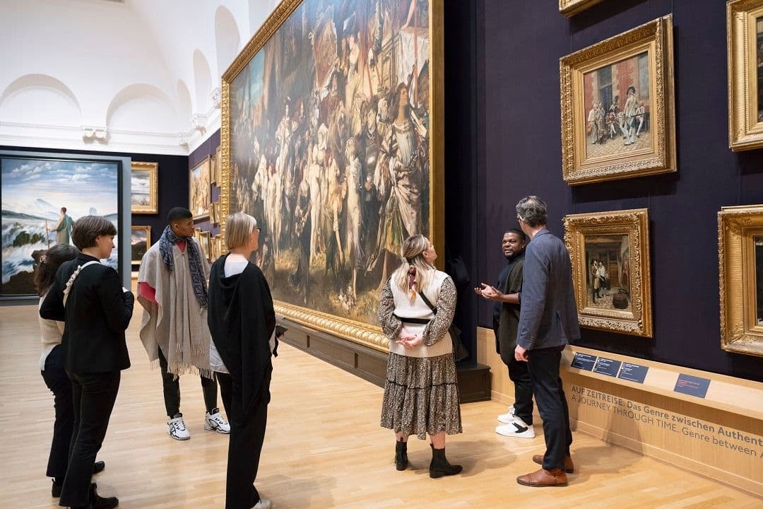 Menschen schauen sich in der Hamburger Kunsthalle bei einer Führung um
