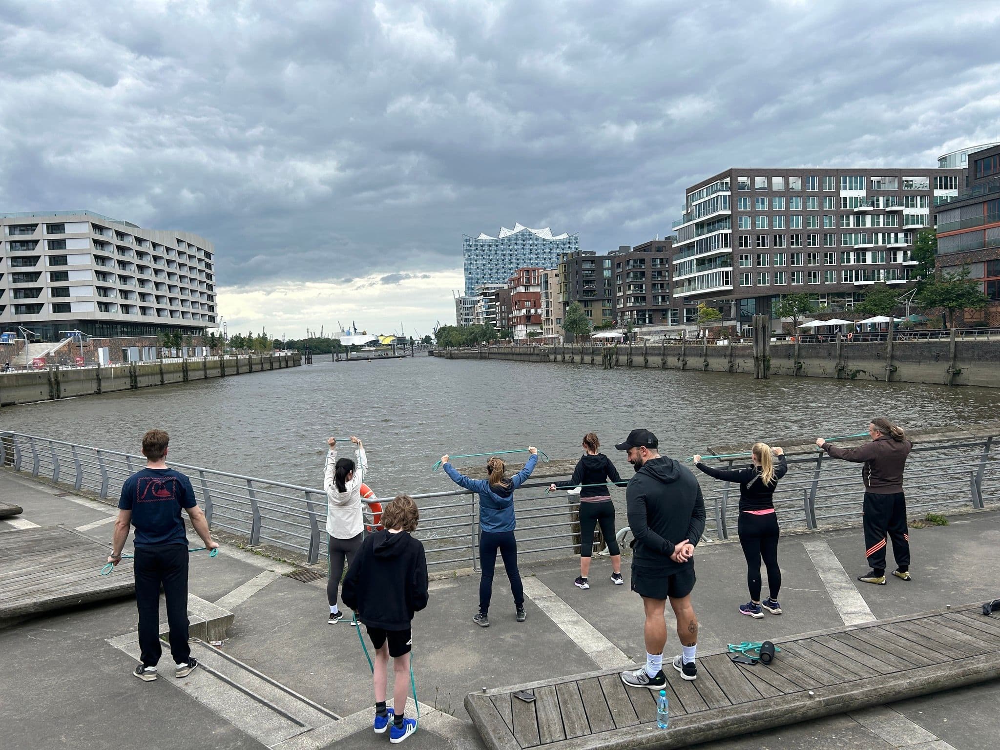 Personen machen vorm Wasser Sport