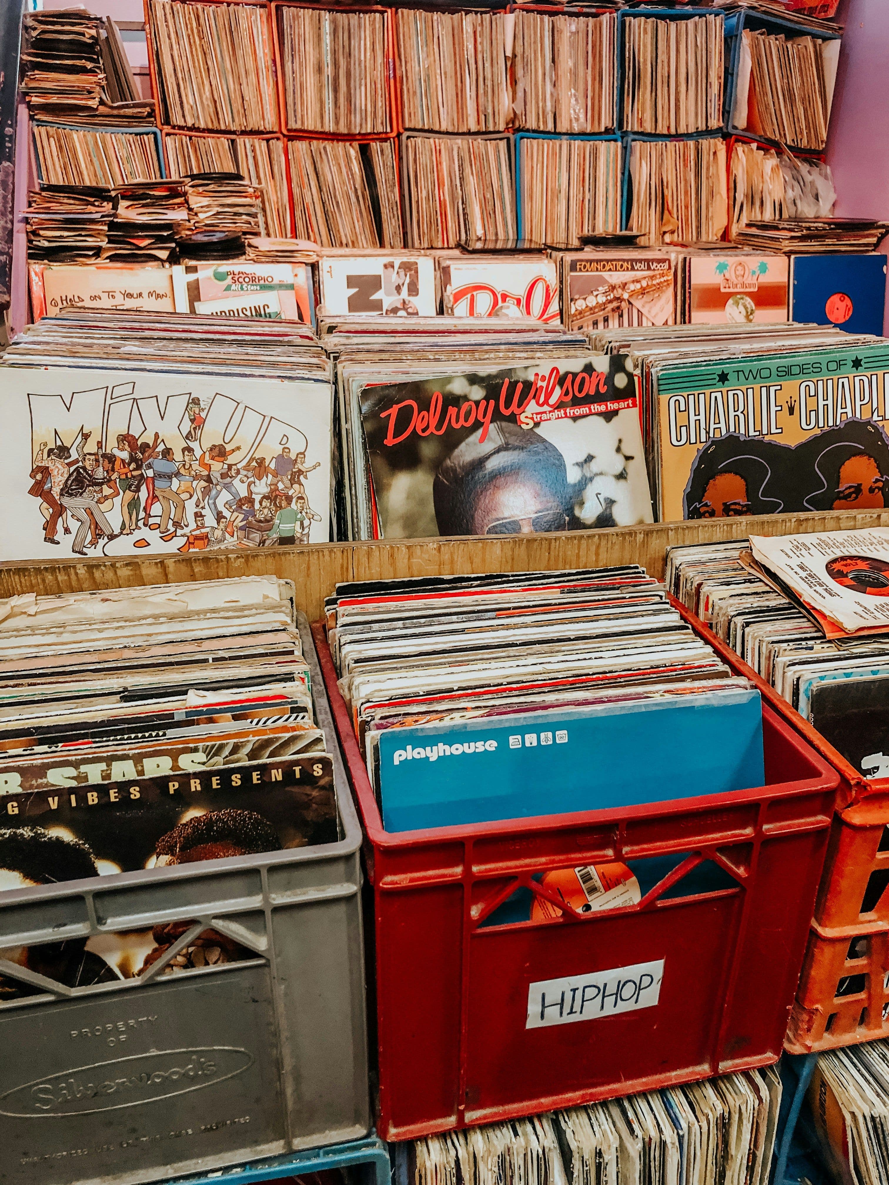 Mehrere Körbe voller Schallplatten