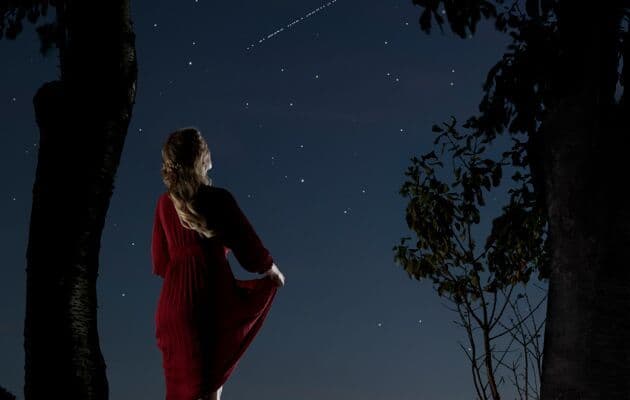 Eine Frau schaut sich den Sternenhimmel an