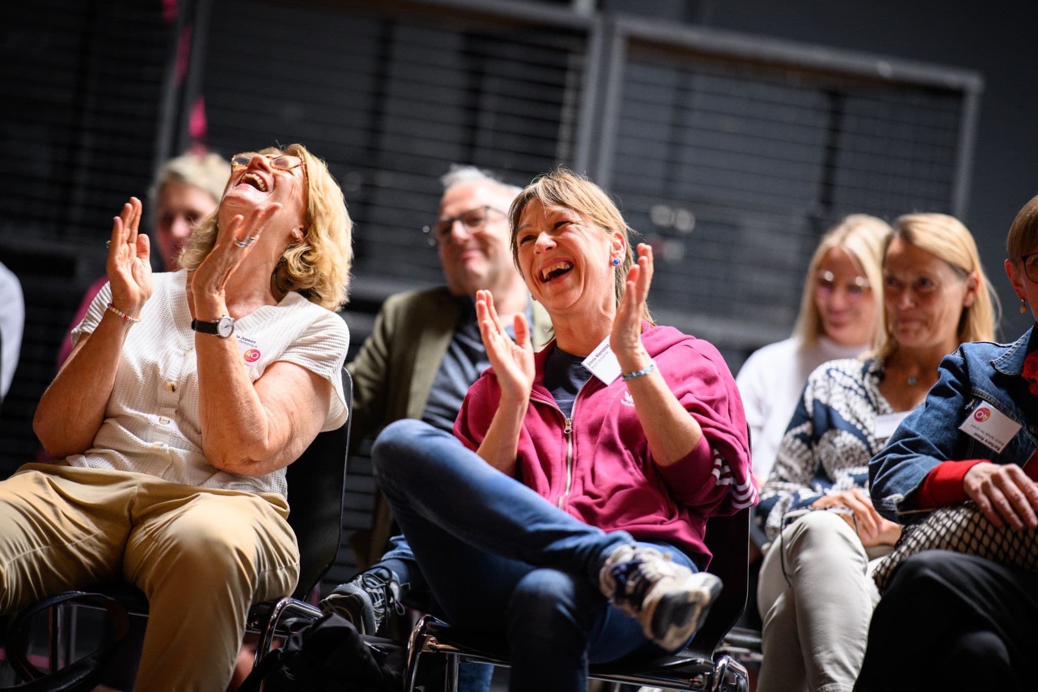 Lachende Menschen im Scharlatan Theater