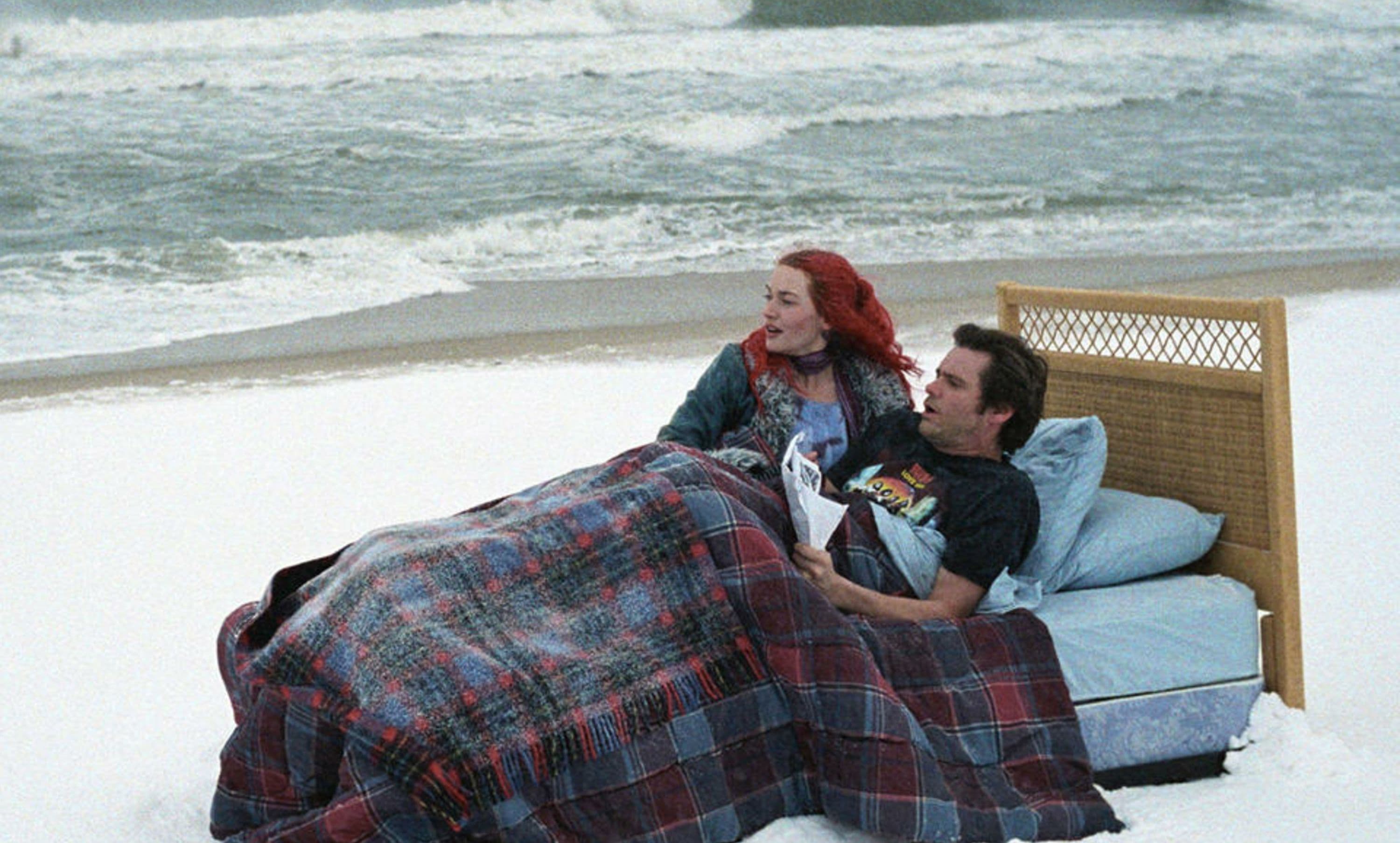Zwei Personen im Bett am Strand