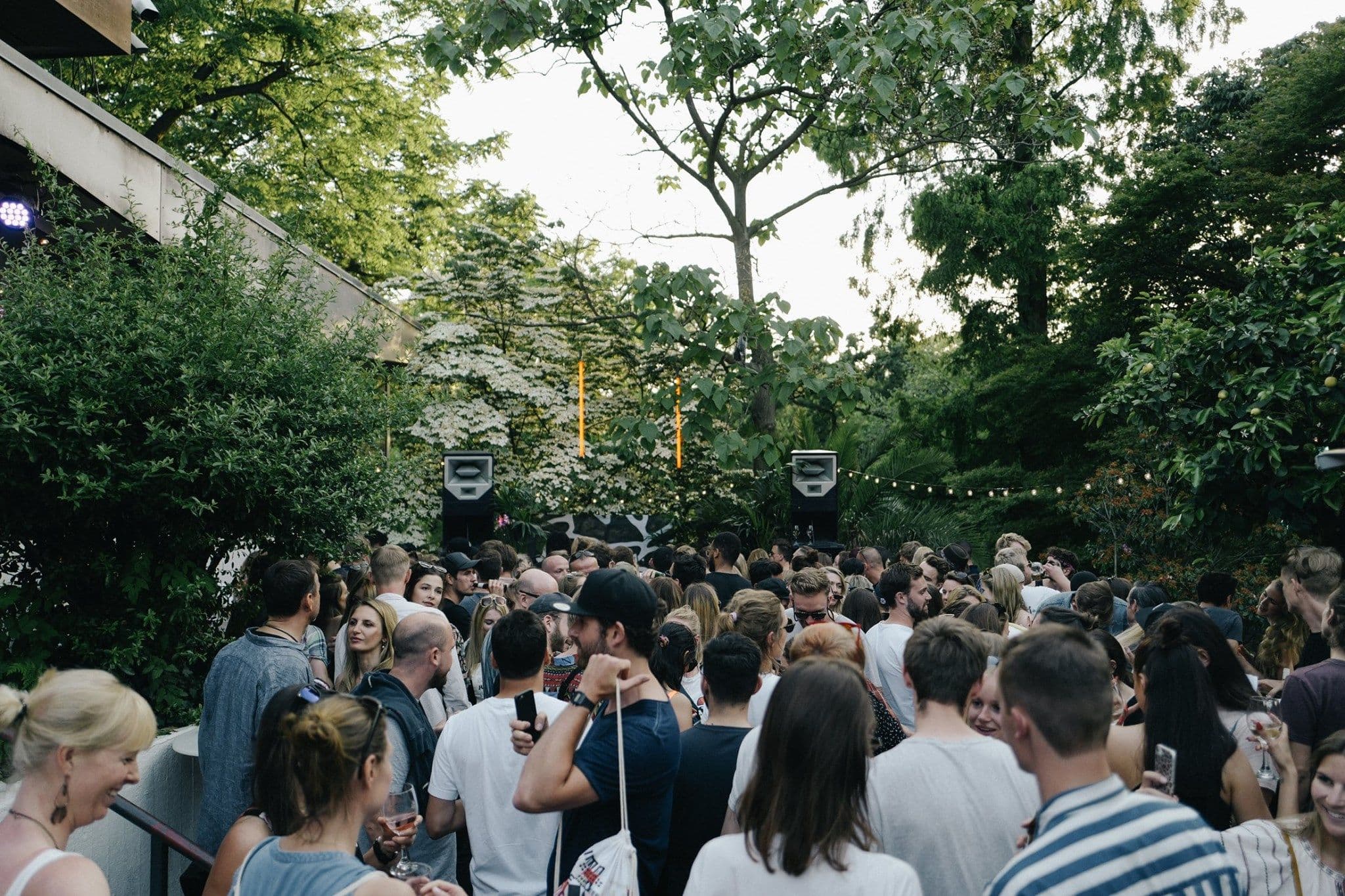 Besucher:innen bei einer Open Air Veranstaltung vom Café Schöne Aussichten