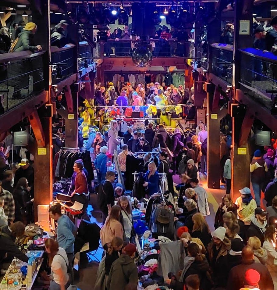 Überblick über den vollen Nachtflohmarkt in der Fabrik, wo ganz viele Menschen zwischen Second-Hand-Ware stöbern