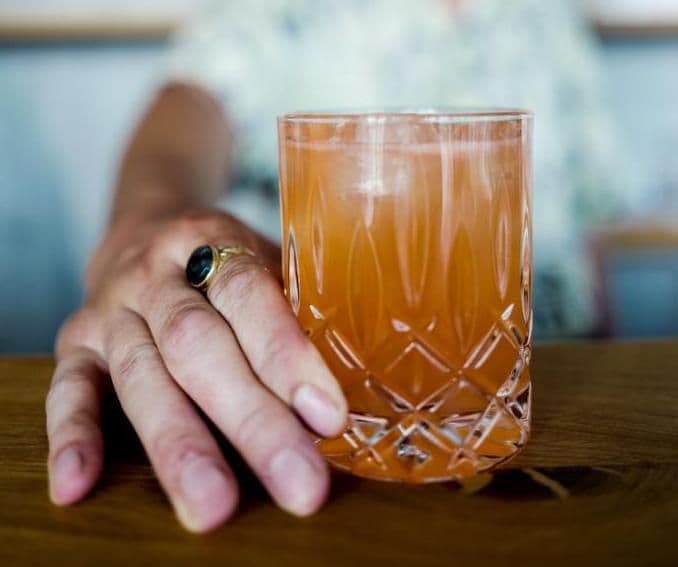 Ein Barkeeper serviert einen Drink