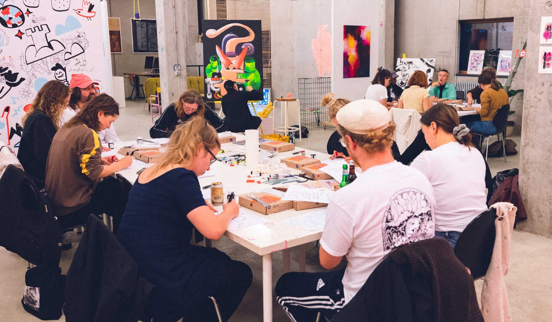 Menschen während eines kreativen Workshops im KUGU Space