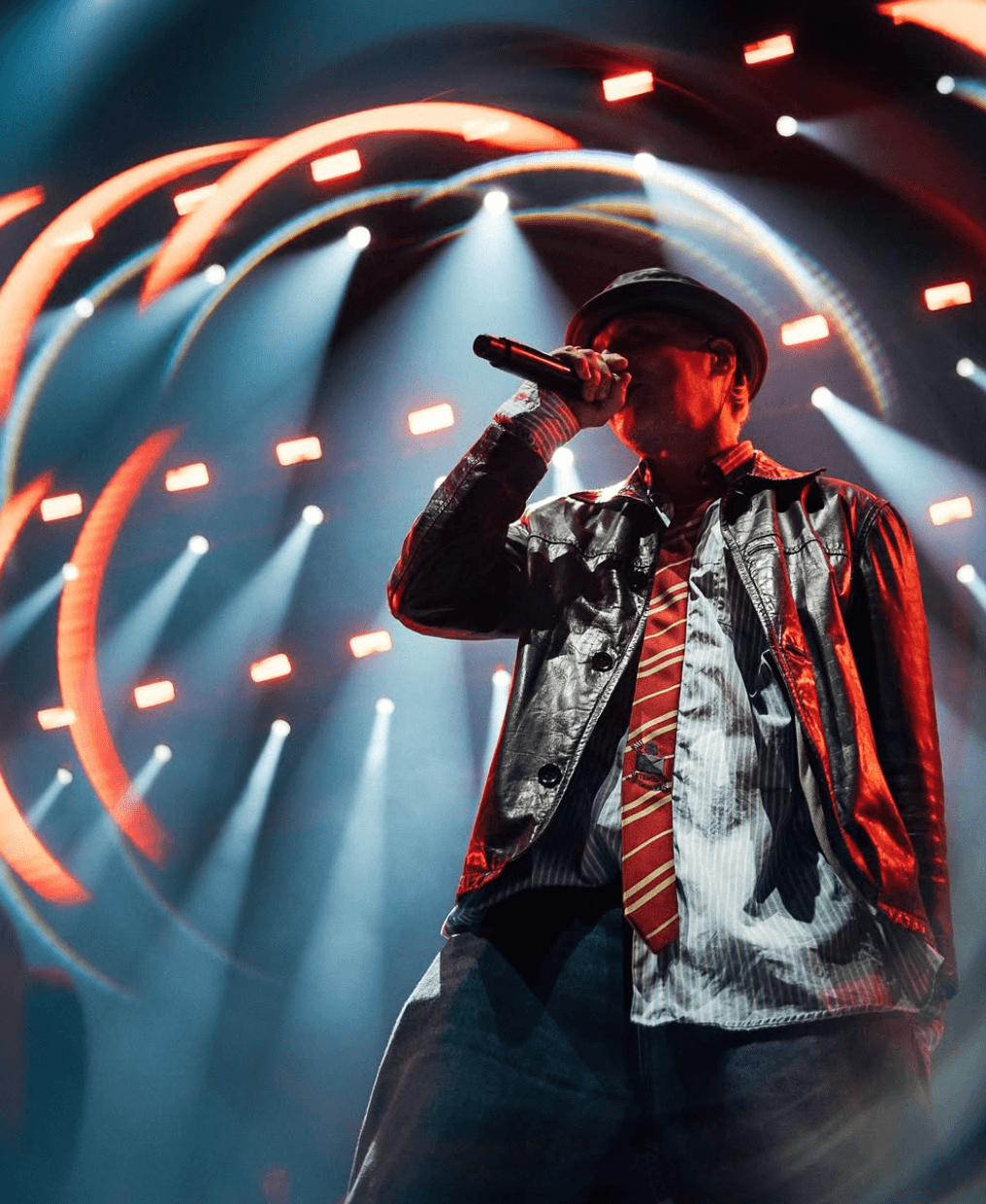 Dendemann performt auf einer Bühne
