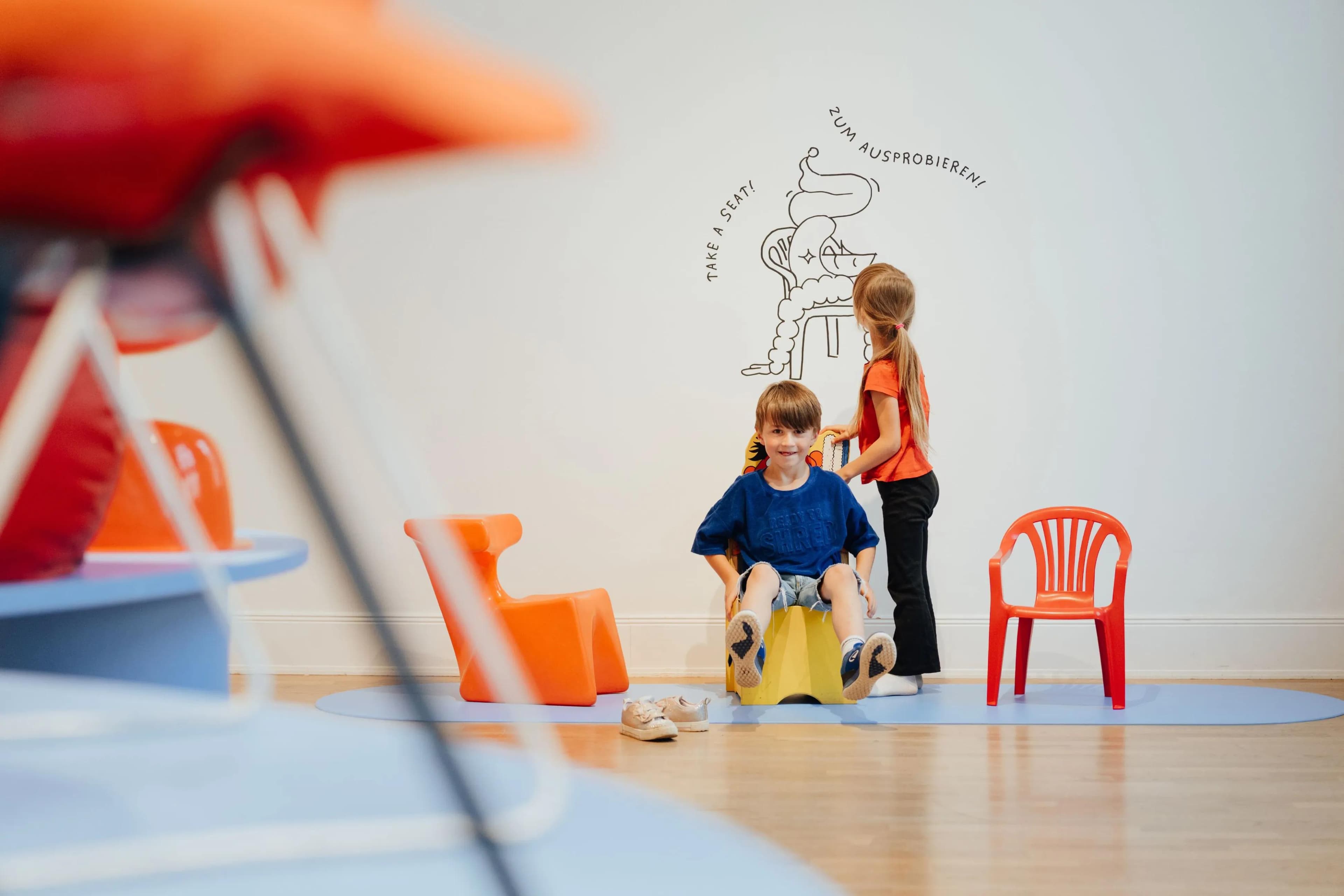 Ausstellungsansicht „Minimöbel: Stühle für Kinder“