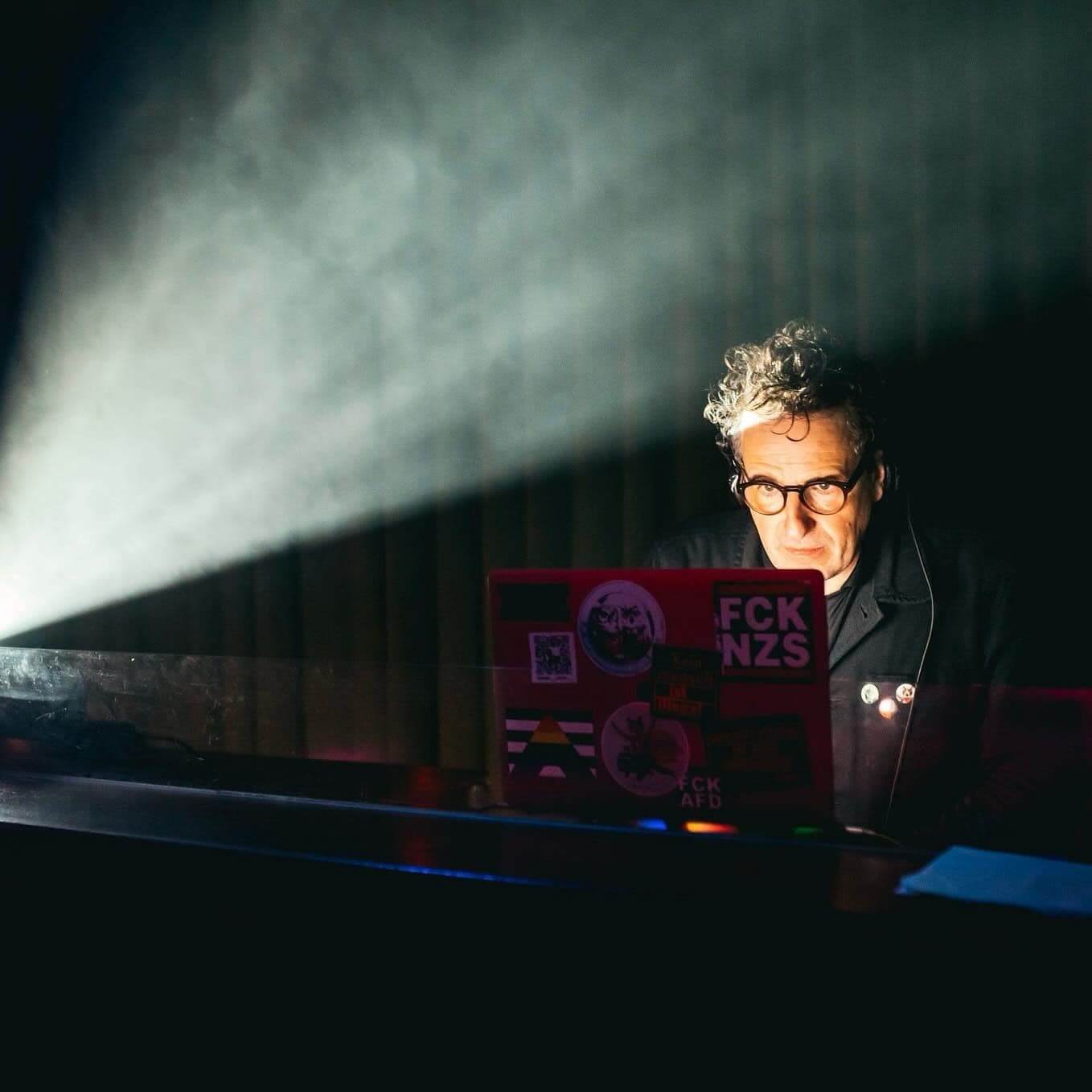 DJ beim Auflegen