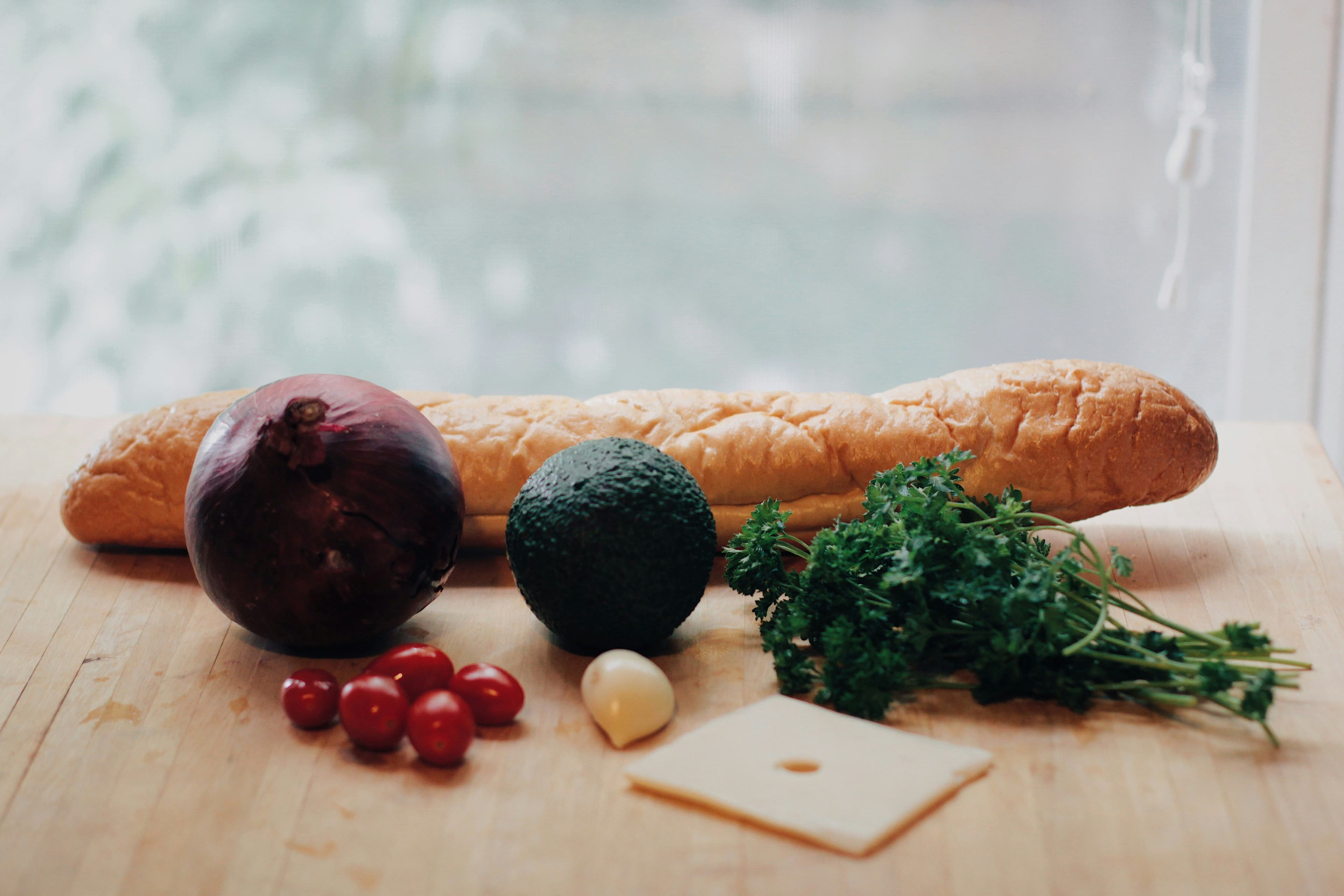 Gemüse neben Brot