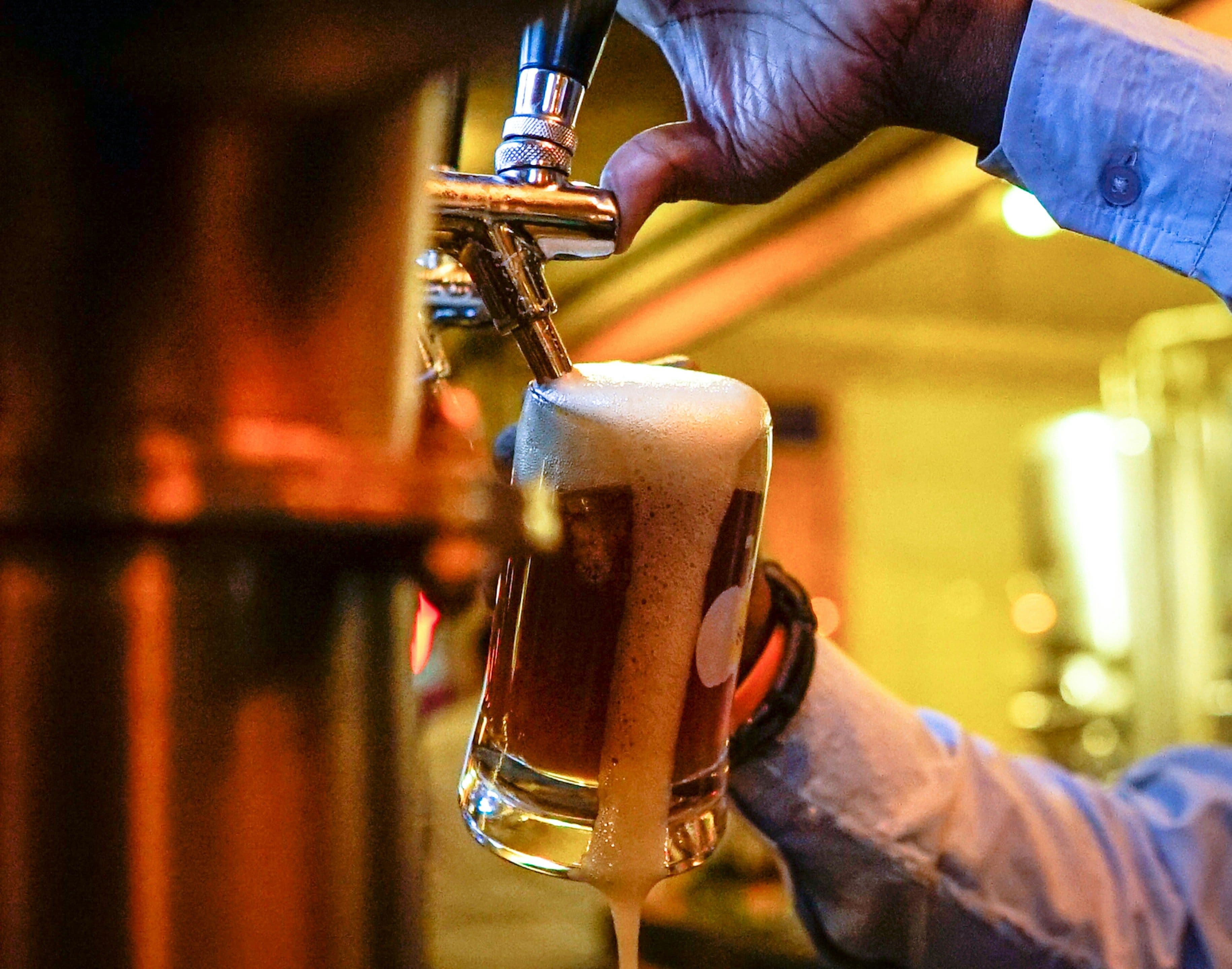 Eine Person zapft Bier