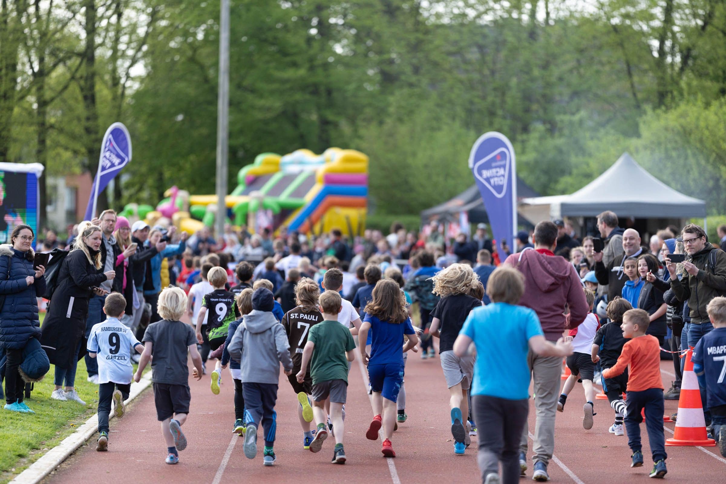 Menschen laufen den Marathon beim Hammer Lauf