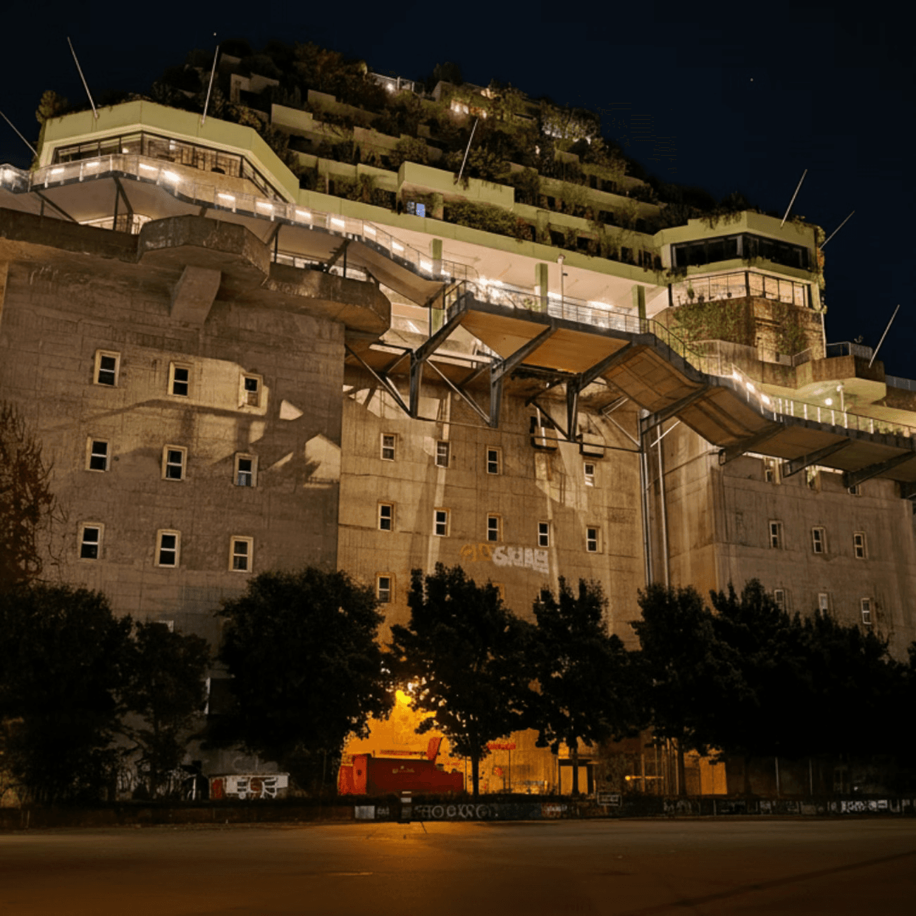 Fassade des Bunkers bei Nacht