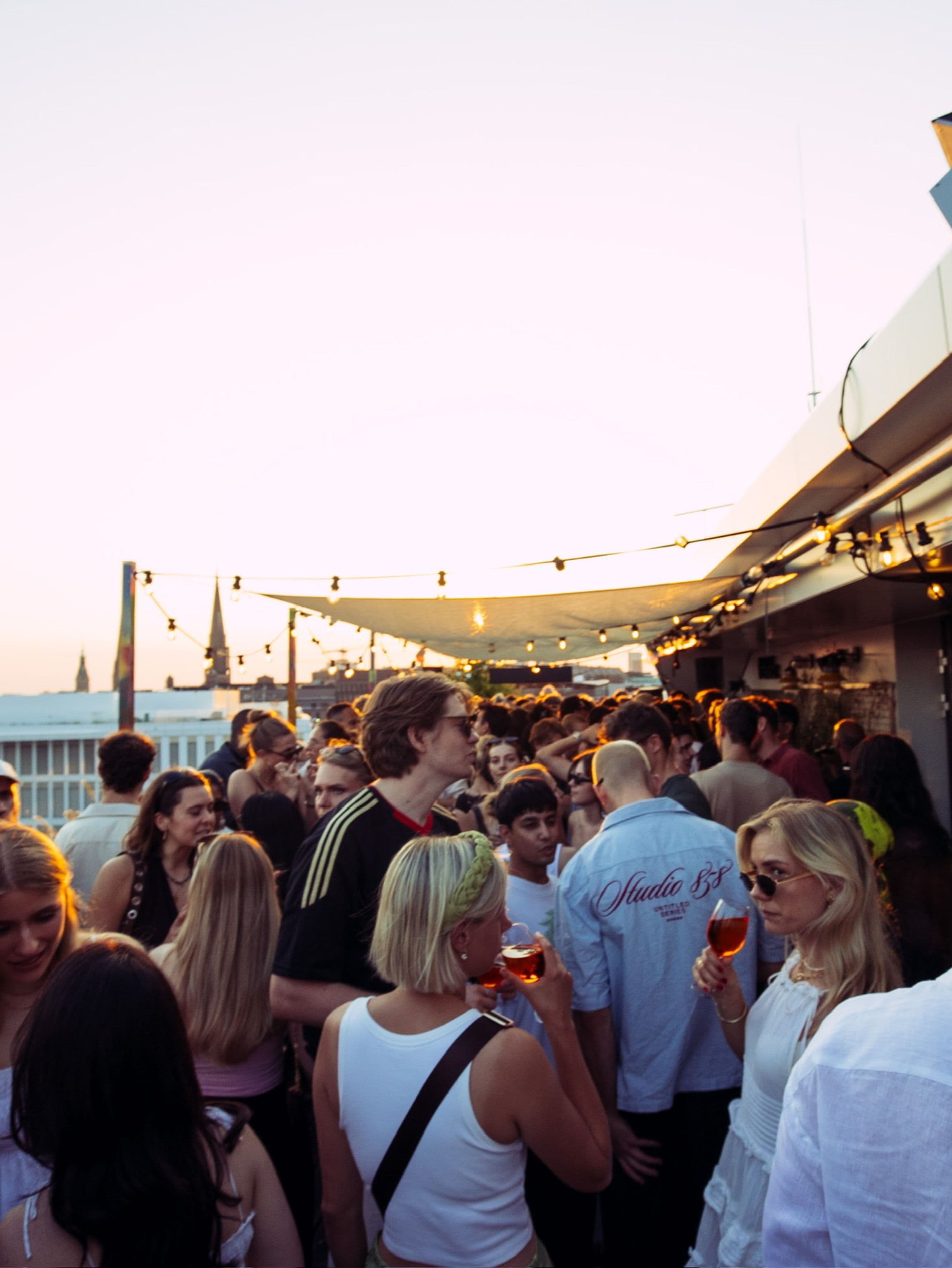 Tanzende Leute in der Rootop Bar der Villa Viva