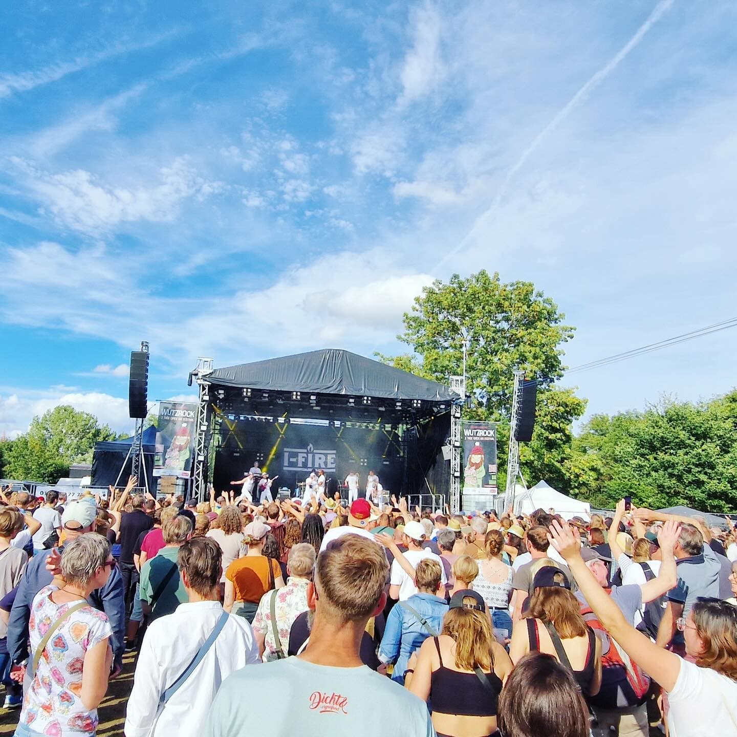 Eine Festival Bühne vor einem großen Publikum