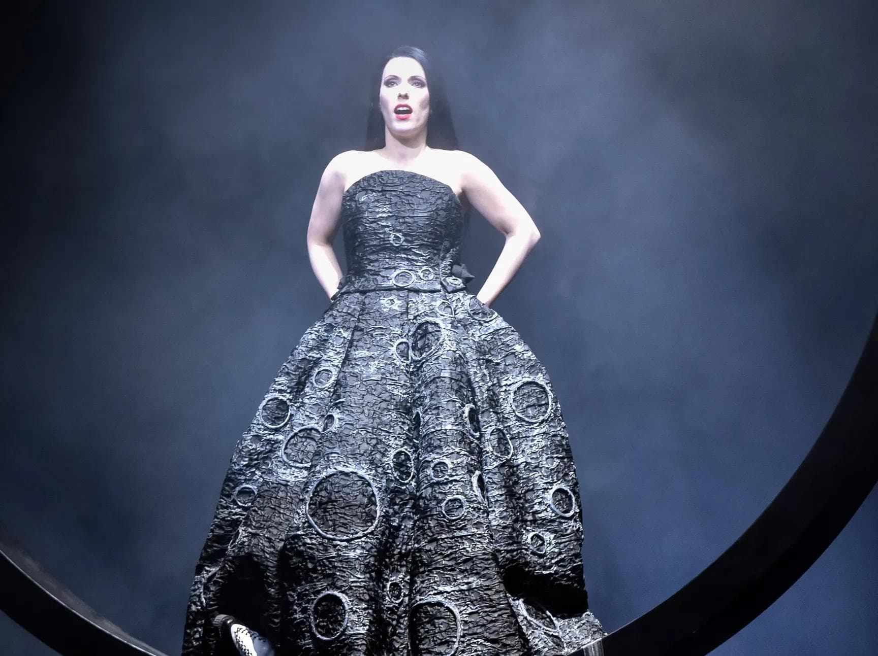 Schauspielerin in opulentem, schwarzen Kleid