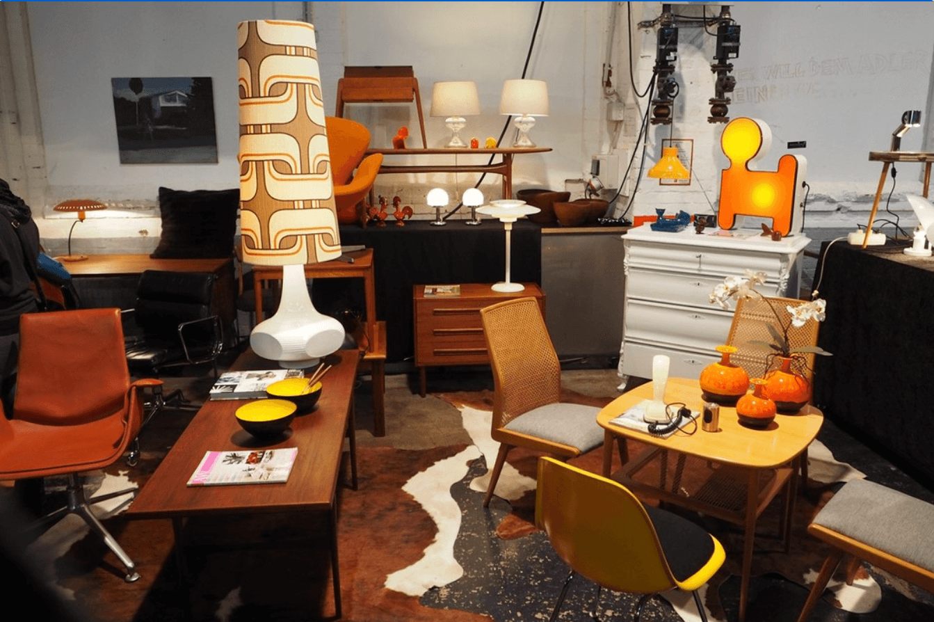 Eine Ansammlung von antiken Möbelstücken, Lampen und Stühlen
