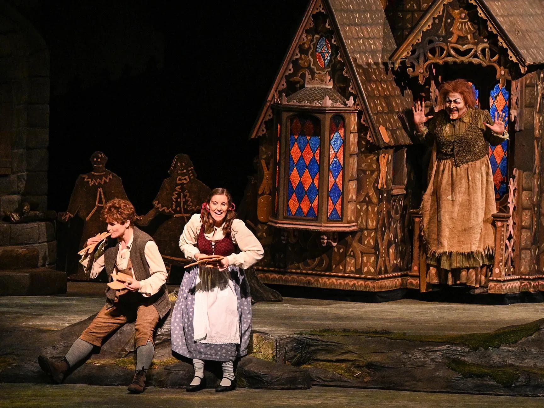 Bühnenbild mit Hexenhaus, Hänsel und Gretel