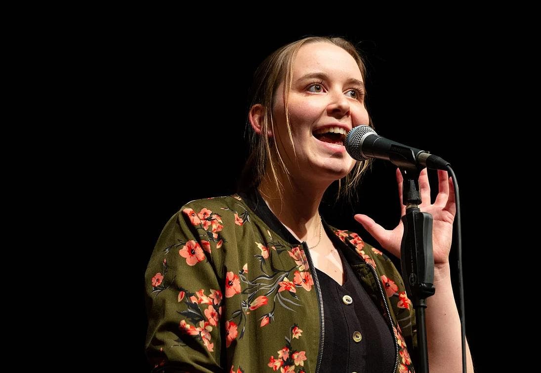 Poetry Slammerin auf der Bühne