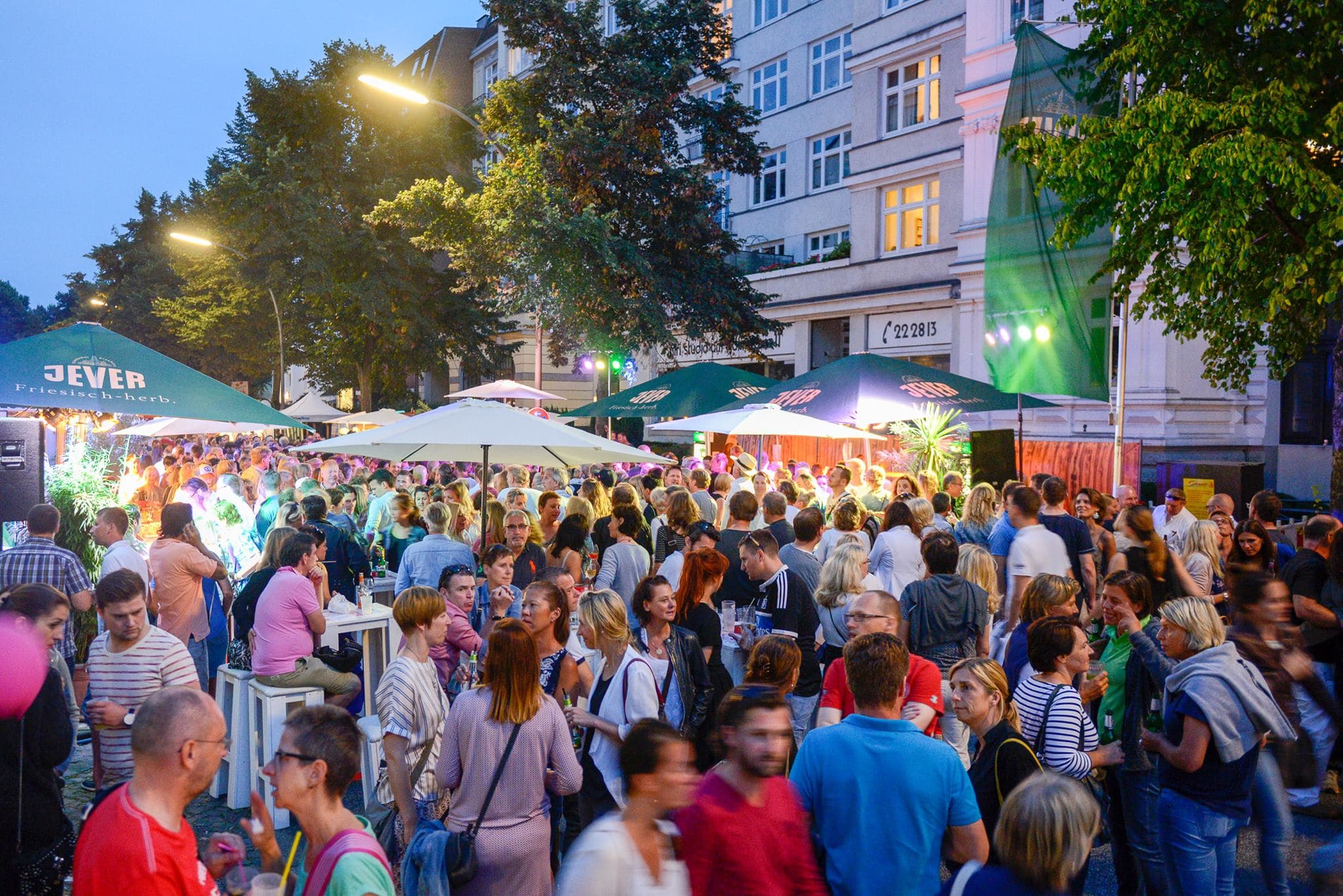 Viele Personen auf einem Platz in Uhlenhorst