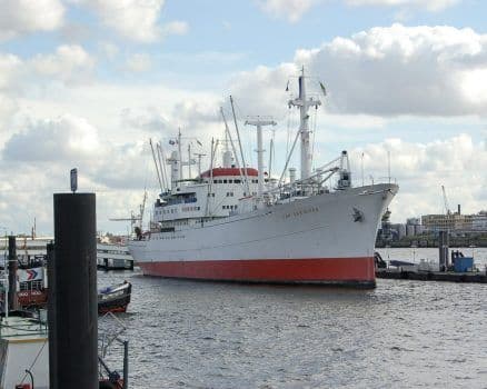 Die Cap San Diego von außen auf der Elbe