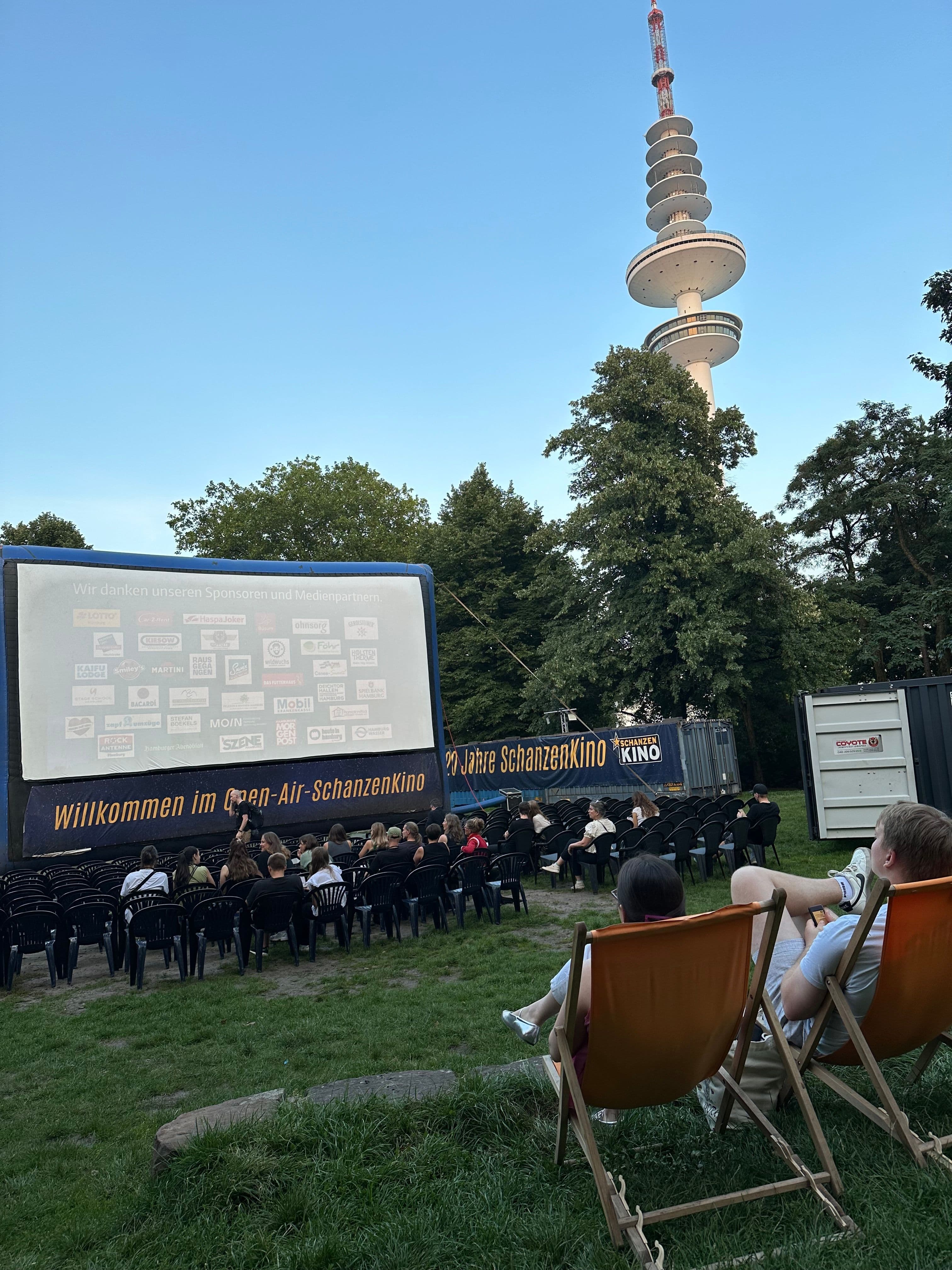 Eine Kinoleinwand und Stühle im Schanzenpark