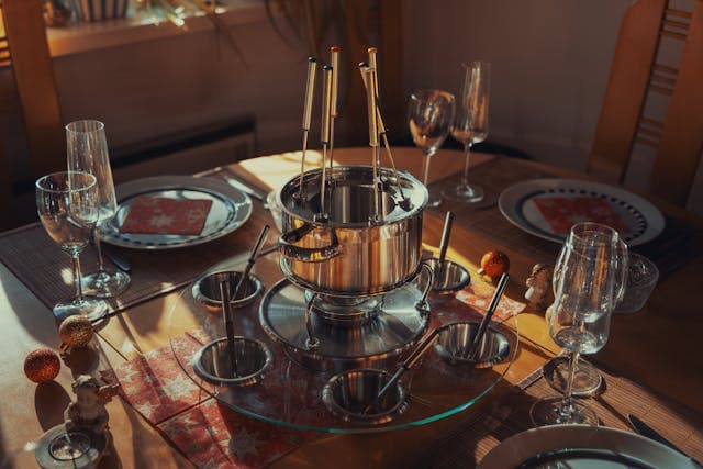 Ein Fondue-Set auf einem gedeckten Tisch