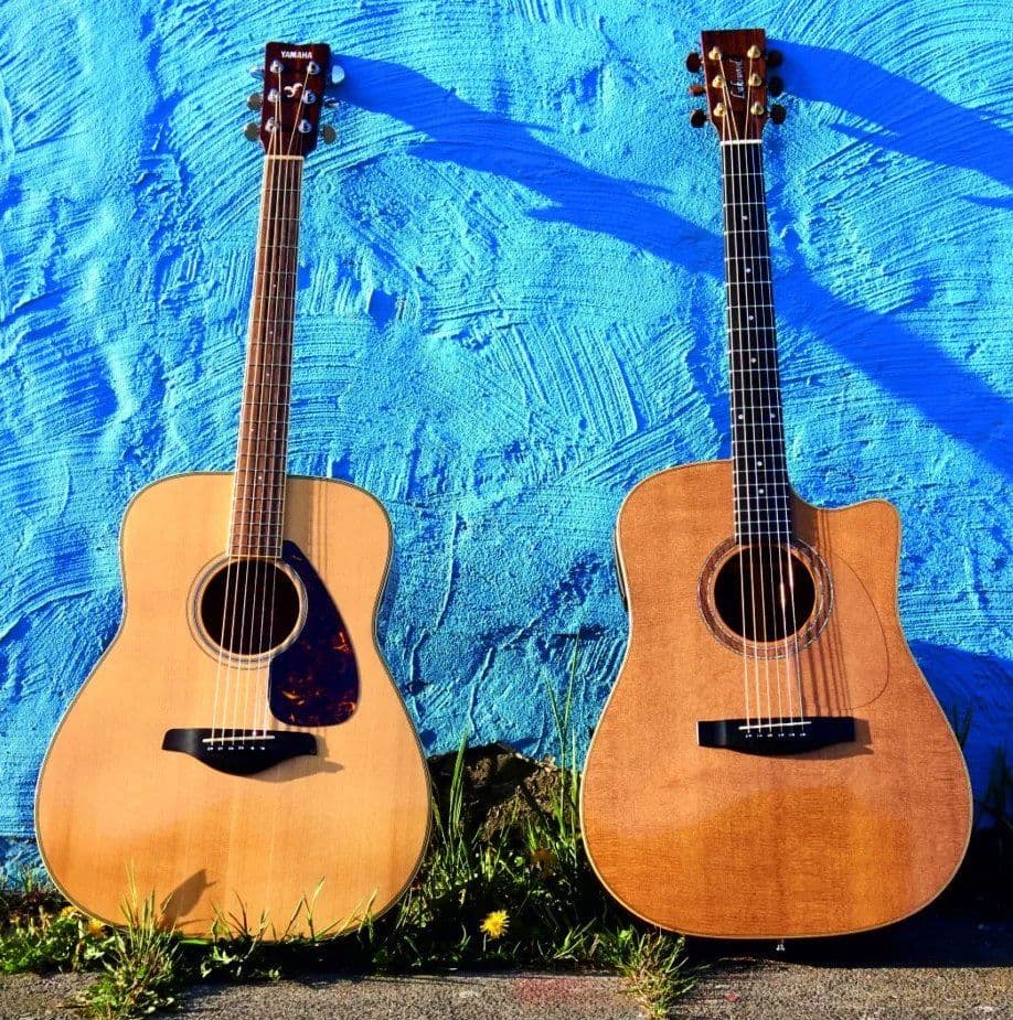 Zwei Gitarren vor einer blauen Wand