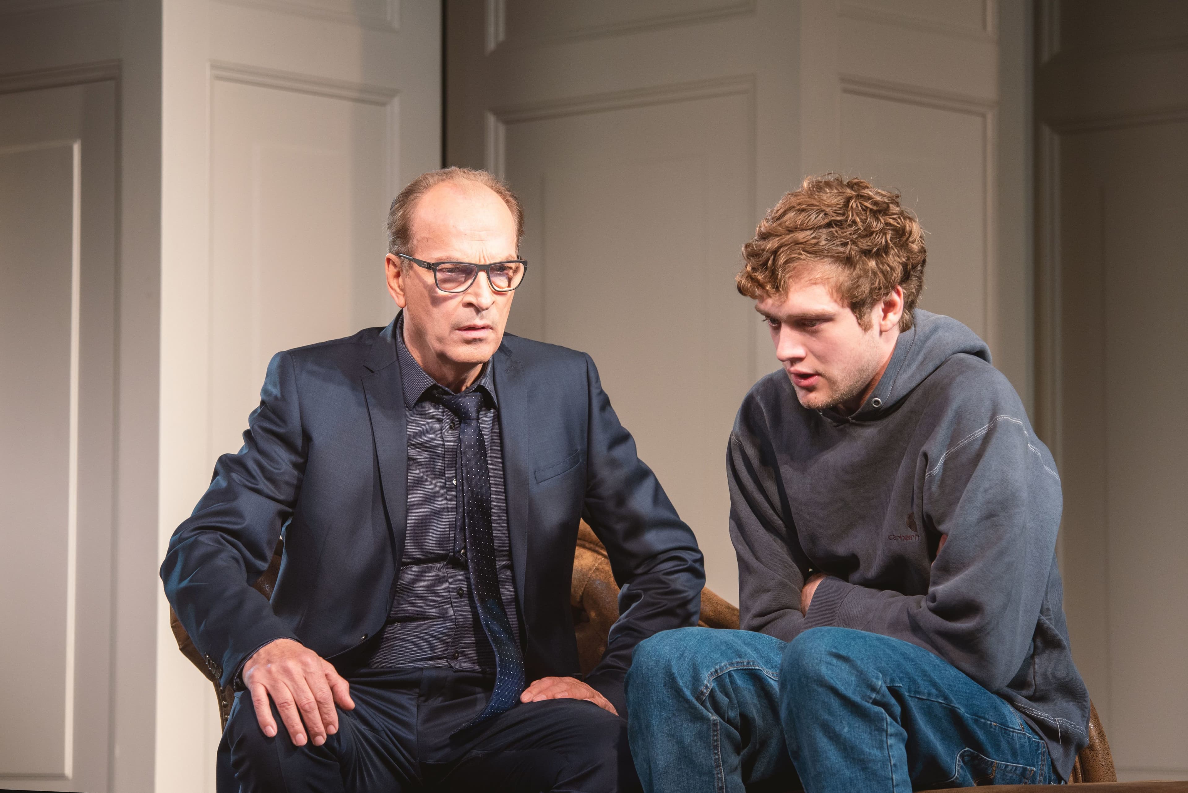 Herbert Knaup und Dennis Svensson sitzen in ihren Rollen als Vater und Sohn in einem Zimmer