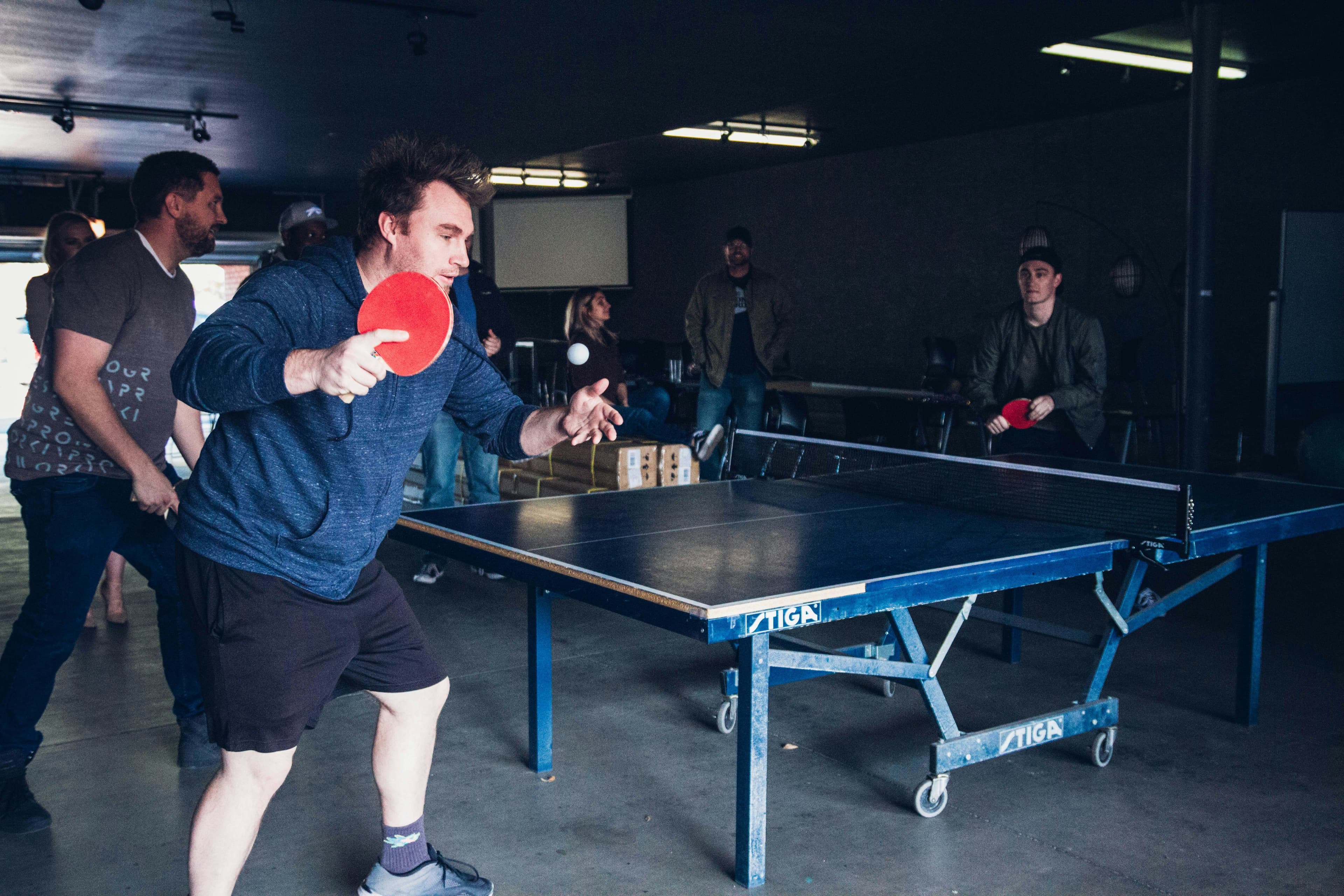 Personen spielen Tischtennis.