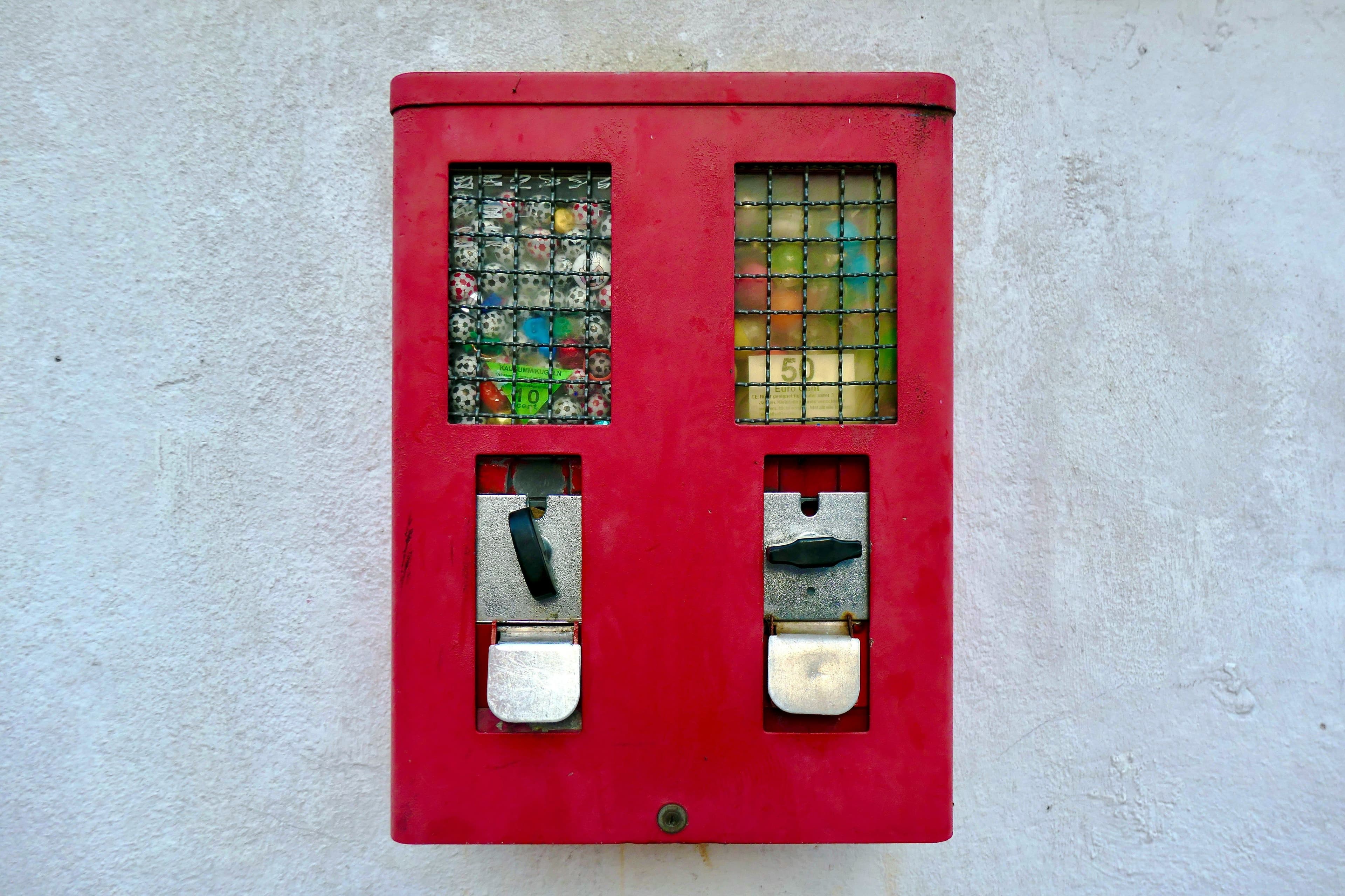 Roter Automat an weißer Wand